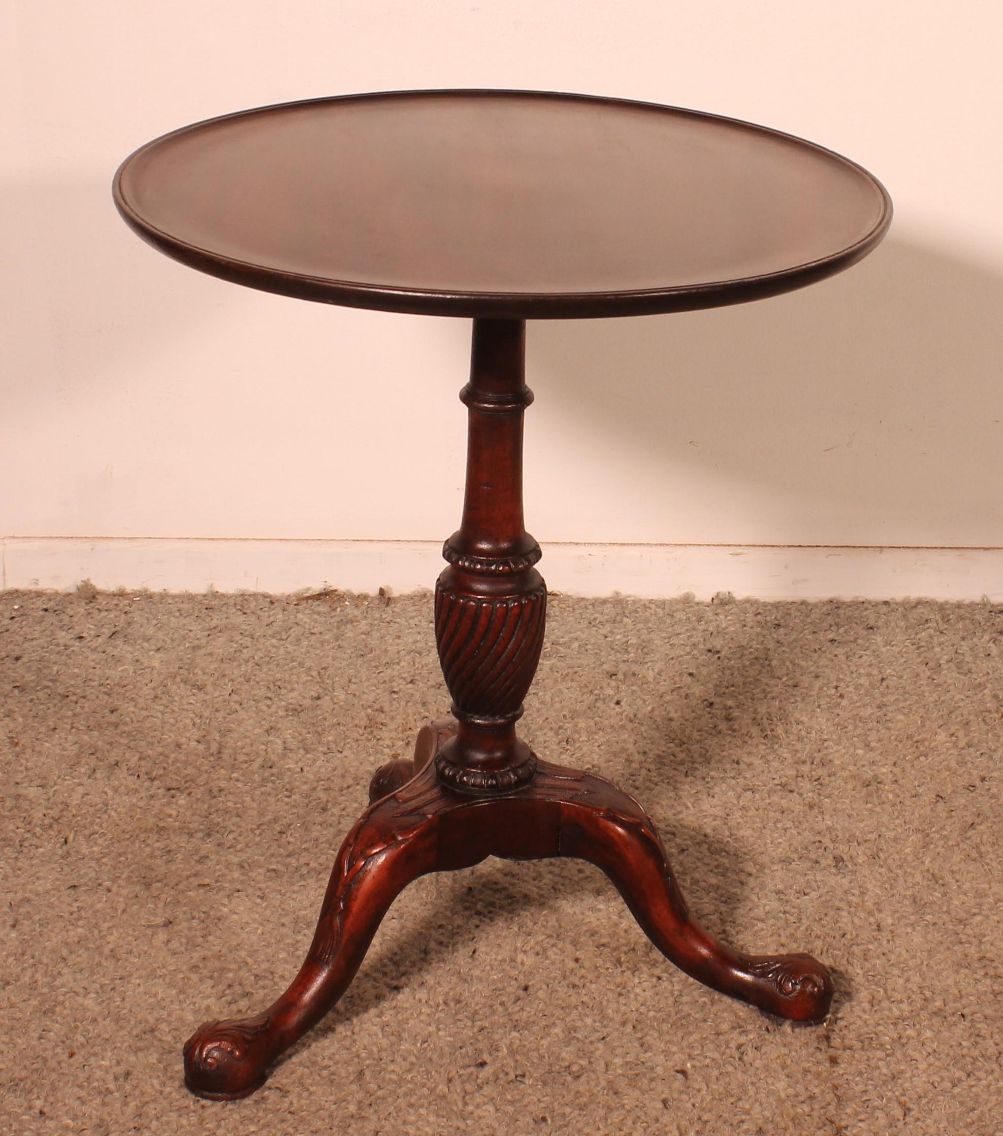 Elégante table tripode anglaise en acajou massif de la première partie du 19ème siècle.
Petit modèle, inhabituel car plus petit et plus bas que d'habitude
superbe table en acajou massif avec une belle flamme en une seule pièce avec une petite