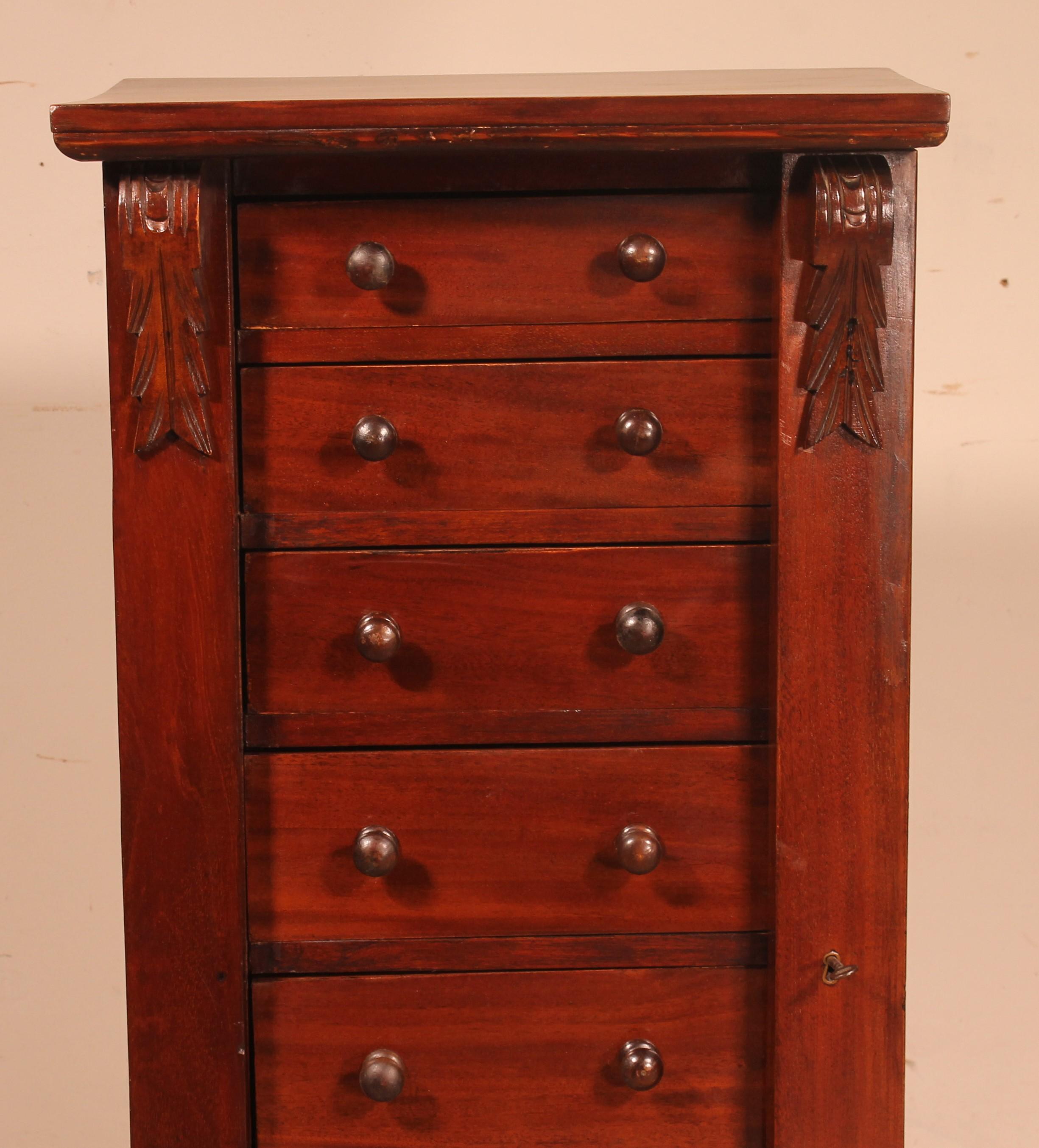 lovely little mahogany semainier called wellington chest from the 19th century
Very nice small piece of furniture which has 7 drawers (corresponding to the 7 days of the week)
It has a movable upright which allows the drawers to be locked with a
