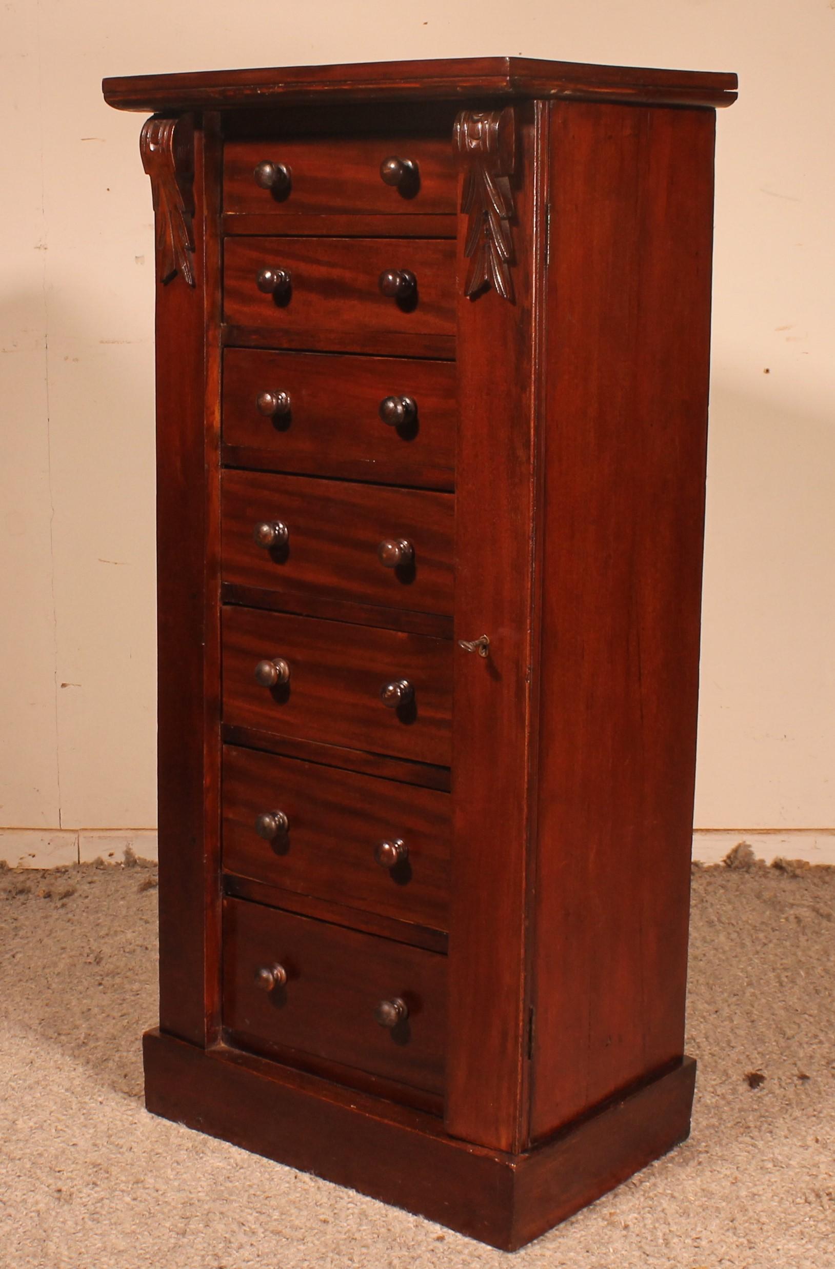 Small Mahogany Semainier Called Wellington Chest from 19th Century in Mahogany In Good Condition For Sale In Brussels, Brussels
