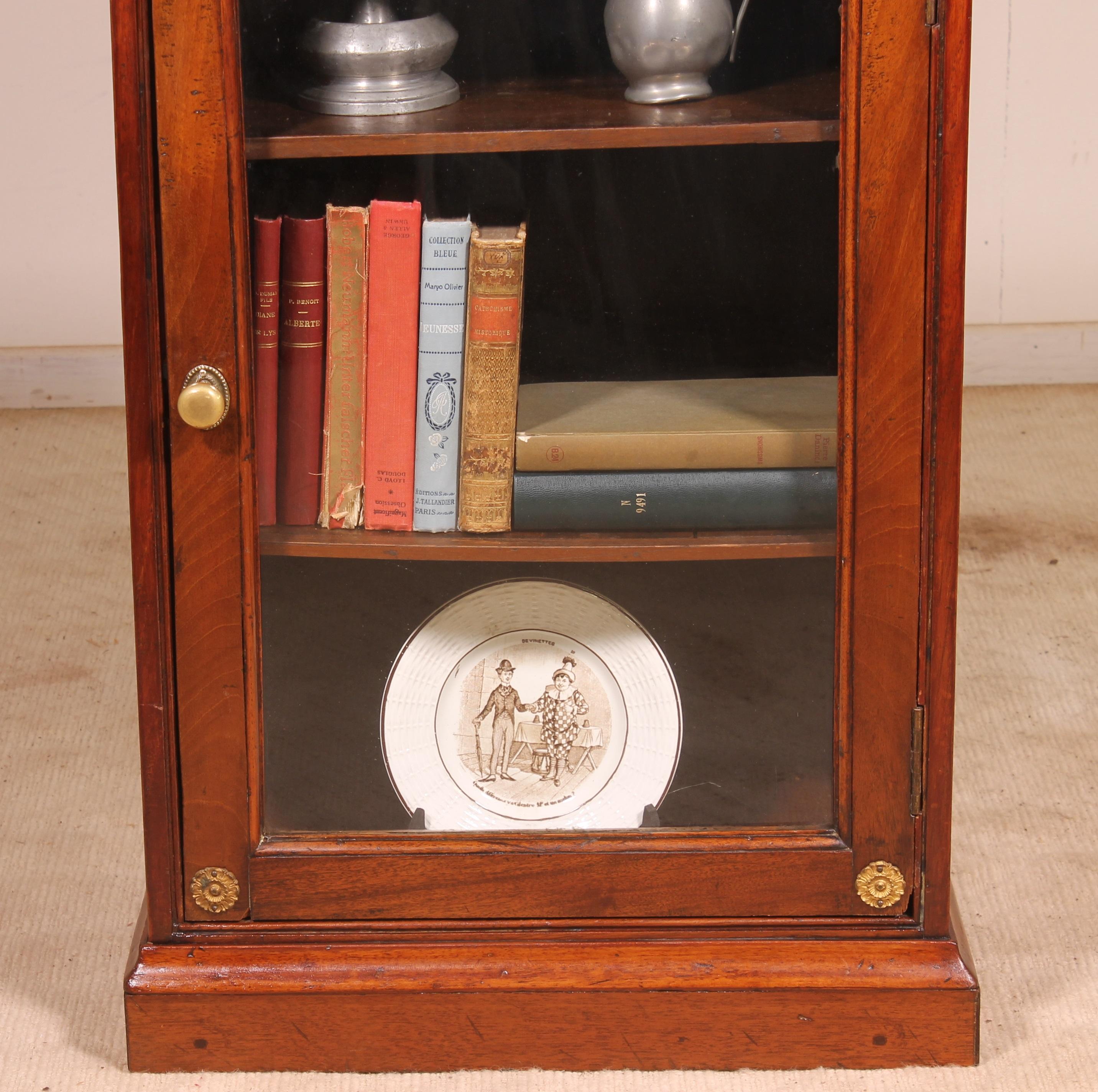 Small 19th century mahogany display cabinet with its original shelves
Lovely small piece that can be used as a display cabinet or small bookcase
Beautiful patina and in superb condition.