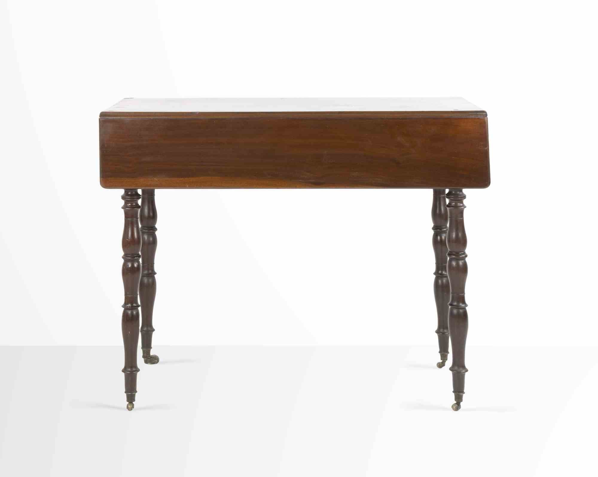 Petite table d'appoint en acajou massif avec tirette latérale et 4 pieds à colonnes tournées.

Bon état. 