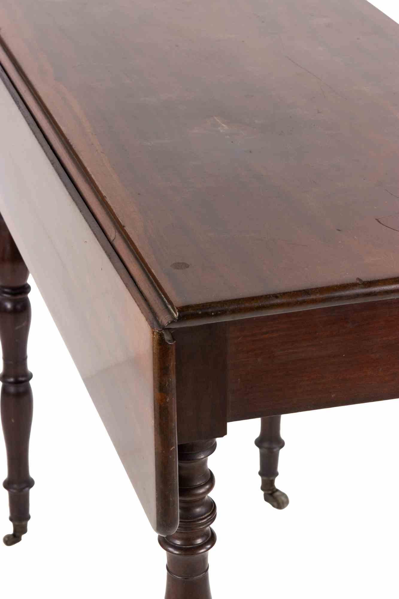 Petite table d'appoint en acajou de style. Angleterre années 1950 Bon état - En vente à Roma, IT