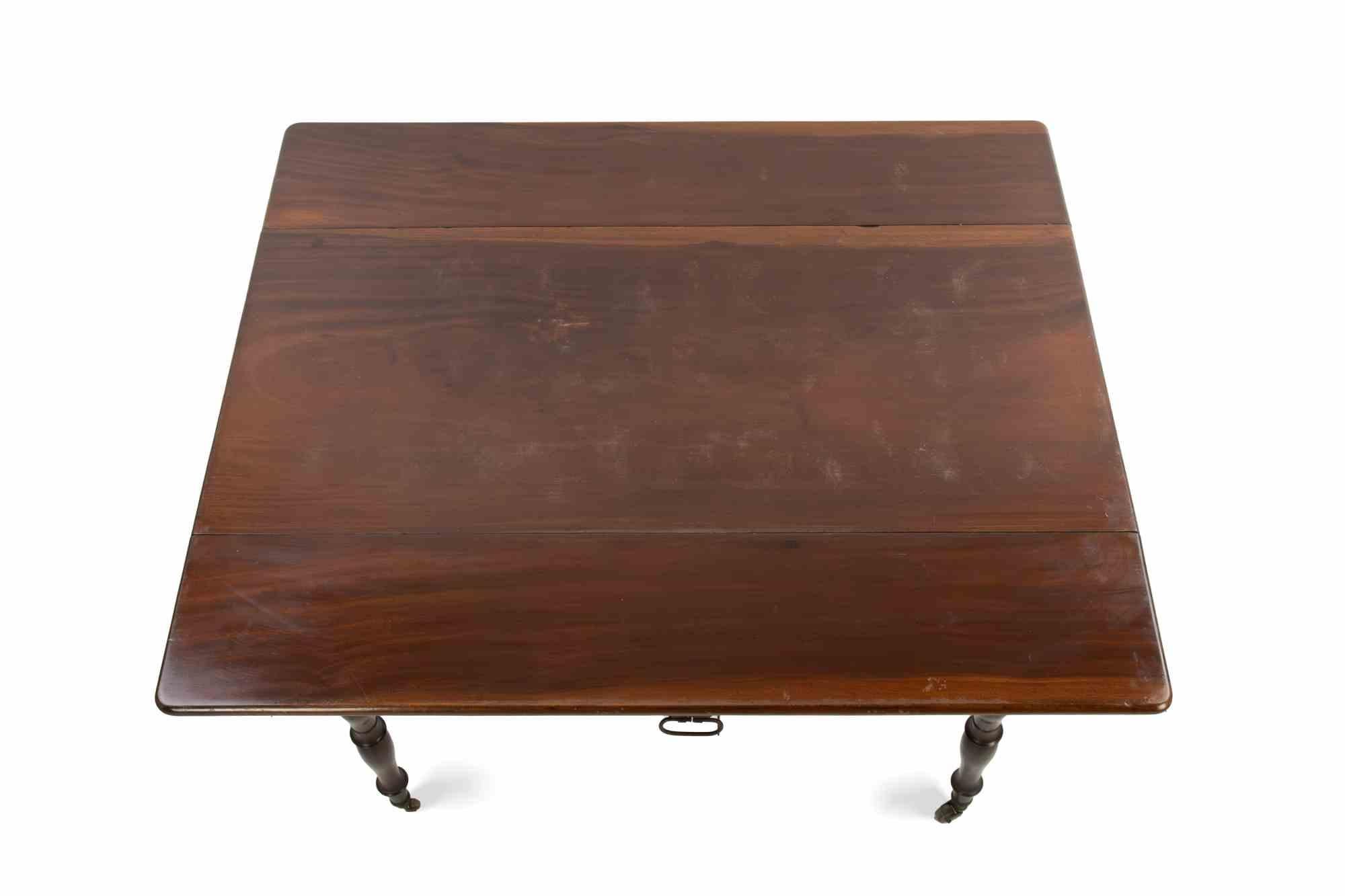 Petite table d'appoint en acajou de style. Angleterre années 1950 en vente 1