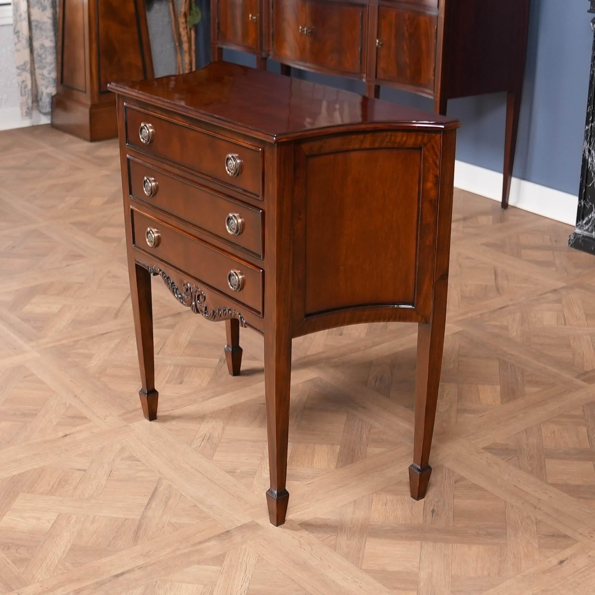 Hepplewhite Petit buffet en acajou en vente