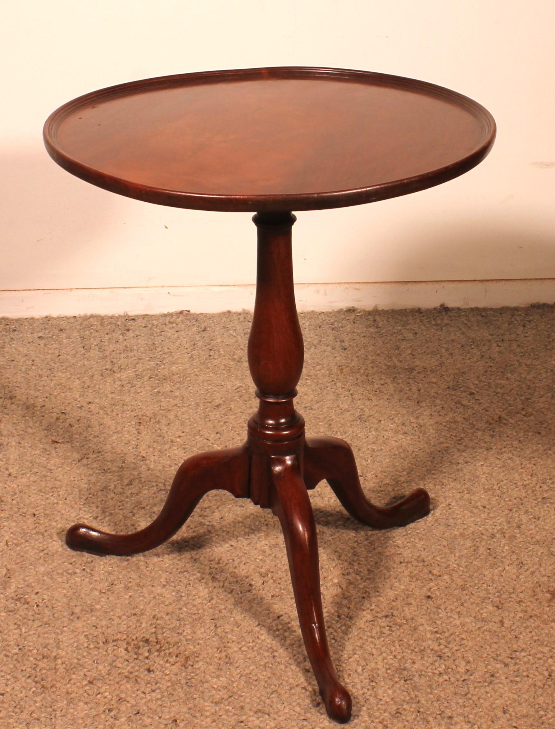Elegant English pedestal table in solid mahogany circa 1800
Small model, unusual since it is smaller and lower than usual

Small model which has a superb solid mahogany top with a beautiful flame in one piece with a small molding

Tripod base in
