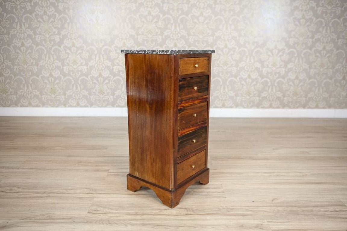 Piccolo comò Biedermeier del 1930 con piano in marmo

Piccolo comò con piano in marmo e cinque cassetti, realizzato in legno di mogano e impiallacciatura di mogano. Il pezzo è lucido, con lievi segni di usura.