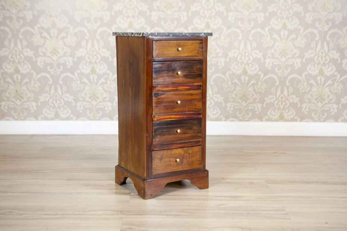 Belga Piccolo comò Biedermeier in legno e impiallacciatura di mogano CIRCA 1930 con piano in marmo in vendita