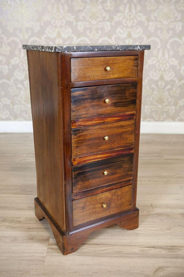Impiallacciato Piccolo comò Biedermeier in legno e impiallacciatura di mogano CIRCA 1930 con piano in marmo in vendita