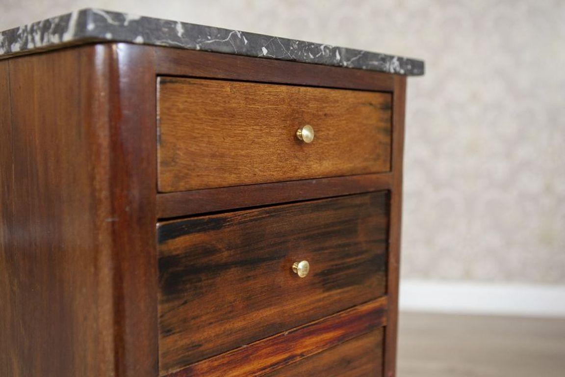 Marmo Piccolo comò Biedermeier in legno e impiallacciatura di mogano CIRCA 1930 con piano in marmo in vendita