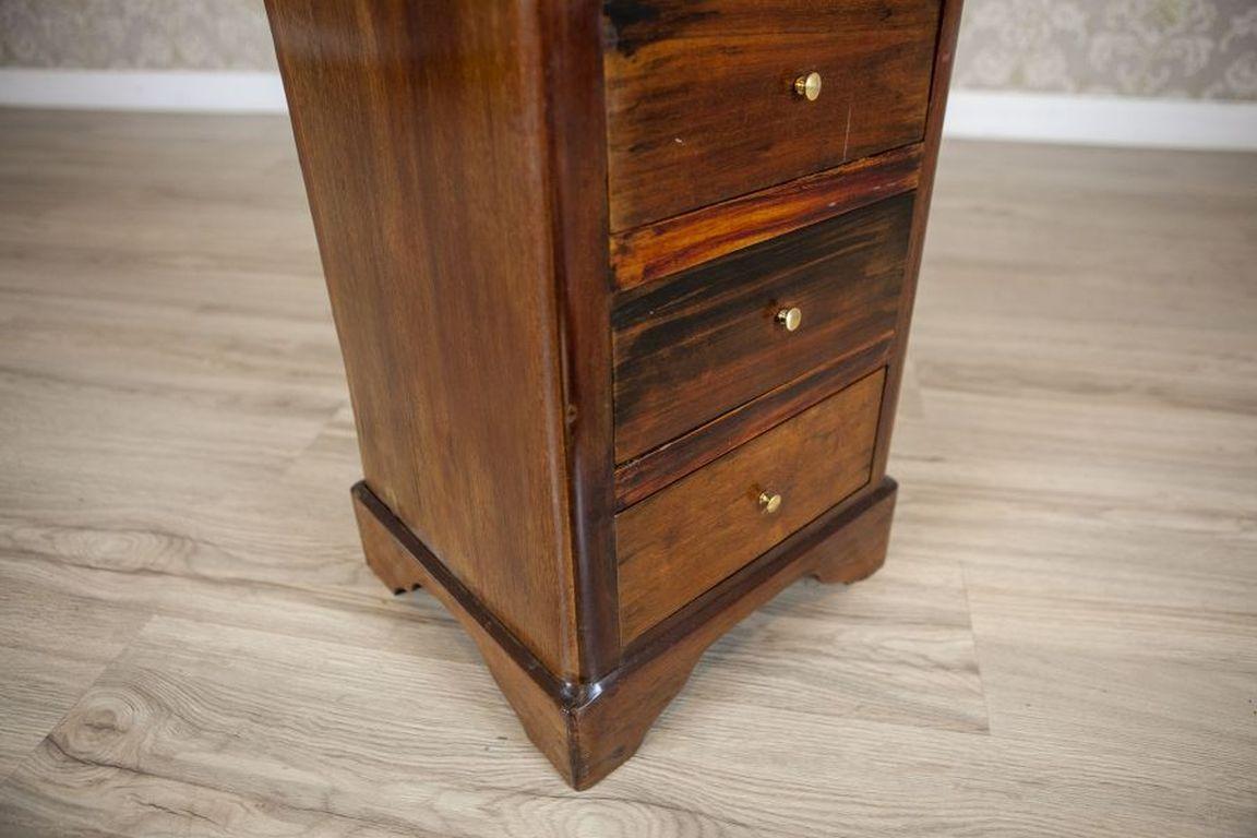 Piccolo comò Biedermeier in legno e impiallacciatura di mogano CIRCA 1930 con piano in marmo in vendita 1