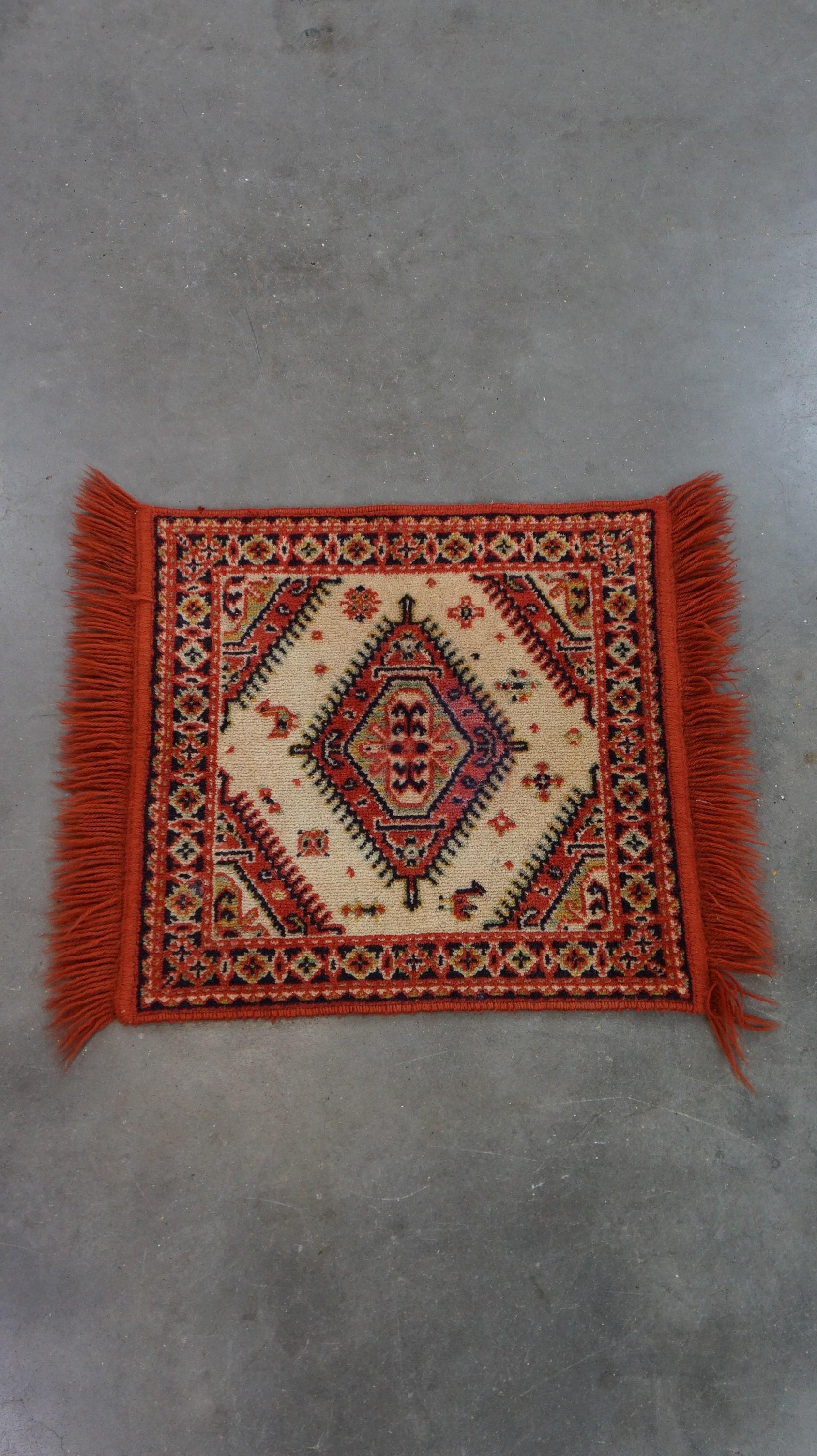 Tissé à la main Petit tapis décoratif rouge de style oriental, 47 x 60 cm en vente