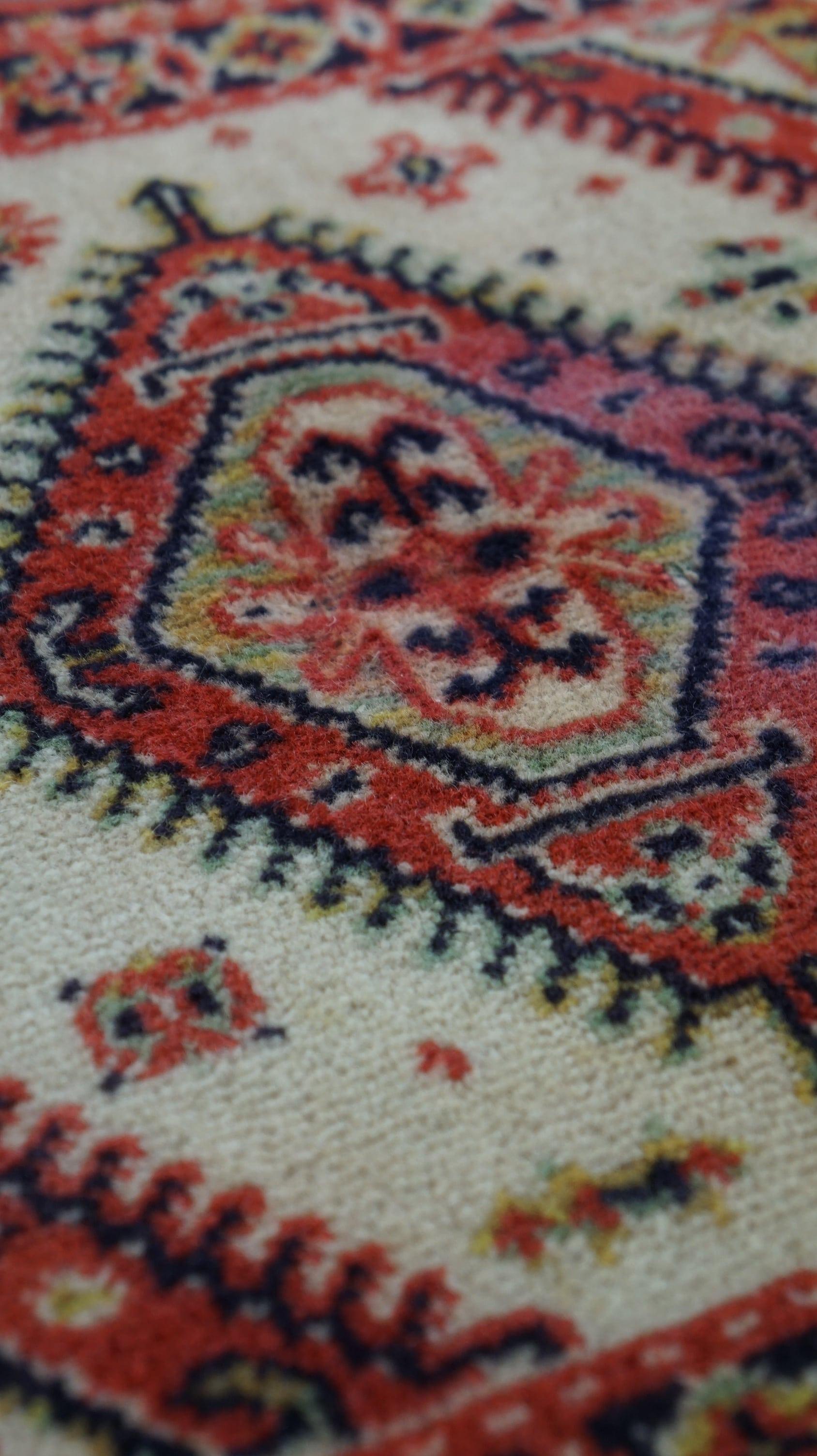 Petit tapis décoratif rouge de style oriental, 47 x 60 cm État moyen - En vente à Harderwijk, NL