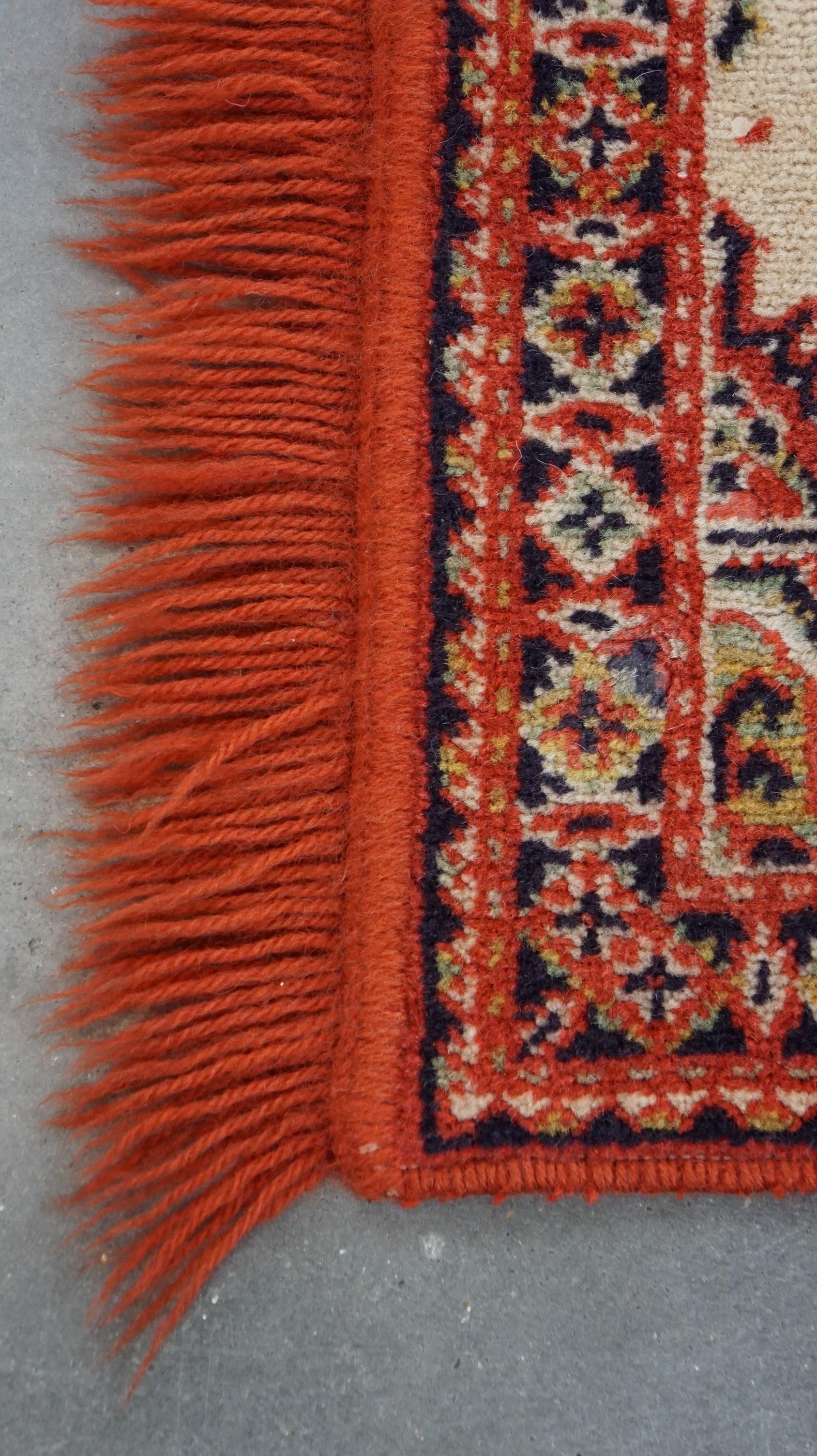 20ième siècle Petit tapis décoratif rouge de style oriental, 47 x 60 cm en vente