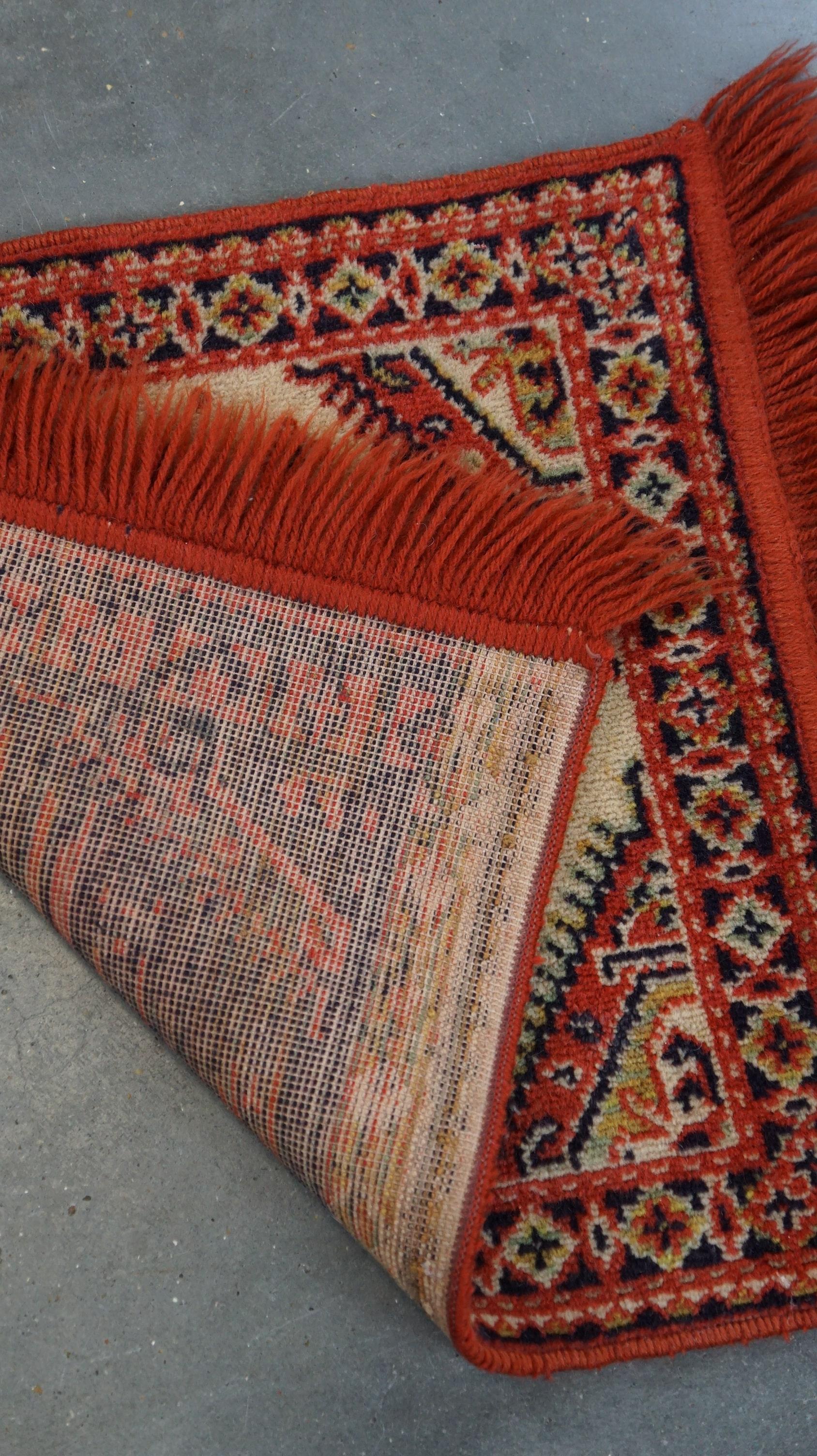 Petit tapis décoratif rouge de style oriental, 47 x 60 cm en vente 1