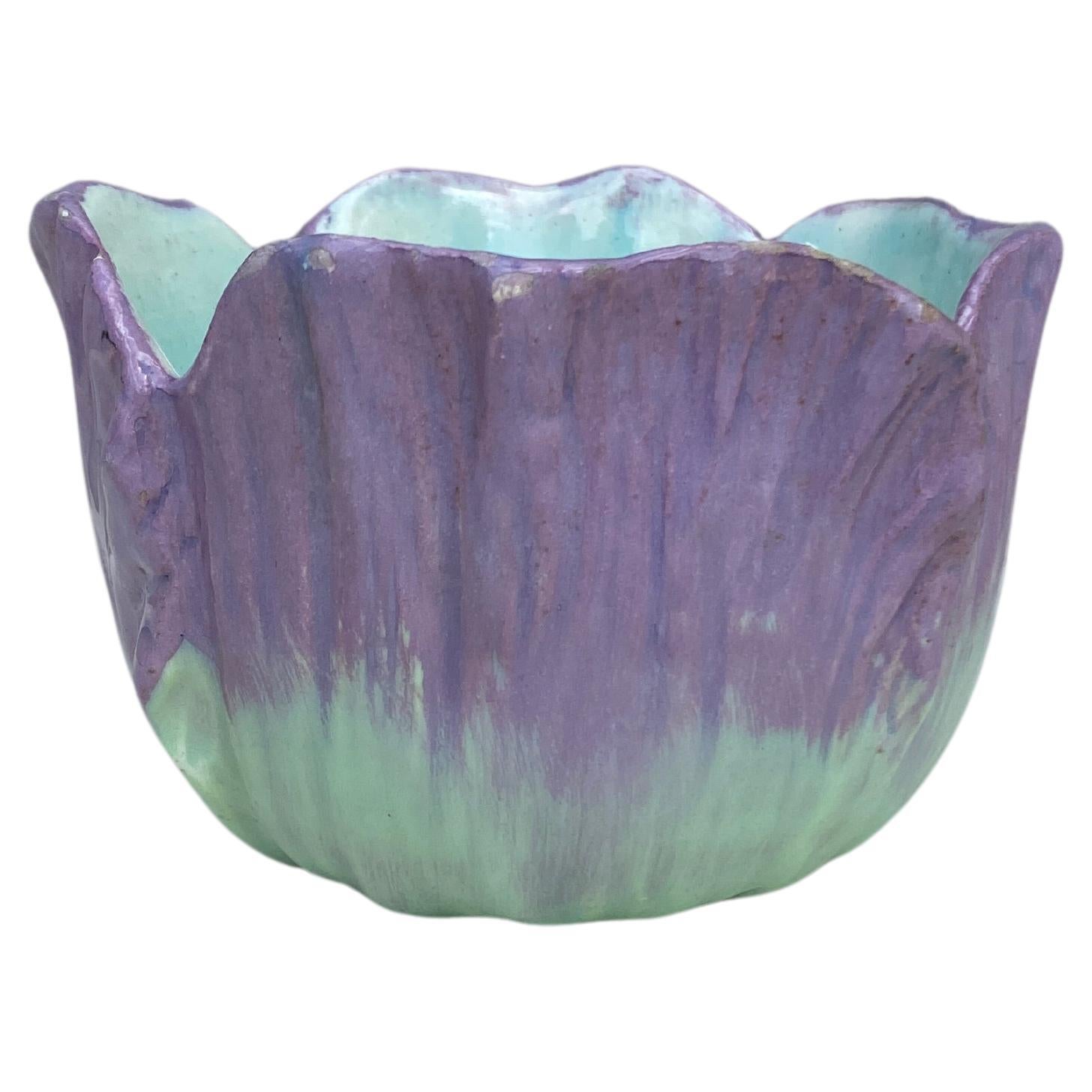 Cache pot français en majolique violette Jérôme Massier Fils, vers 1890.
Hauteur / 3,8 pouces.
Diamètre / 5,8 pouces.