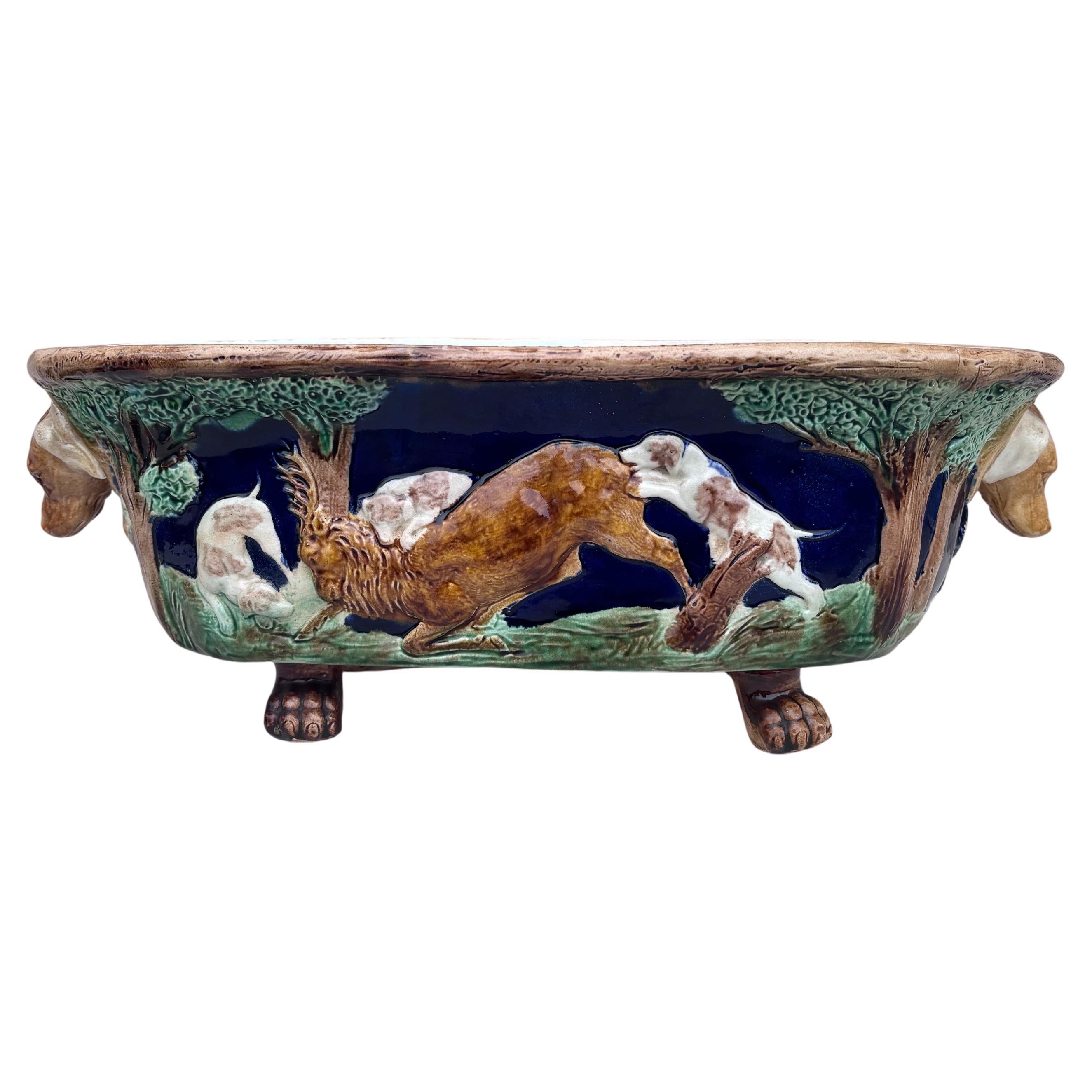 Piccolo vassoio in maiolica con cane in una cuccia In condizioni buone in vendita a Austin, TX