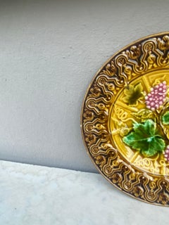 Kleiner Traubenteller aus Majolika Villeroy & Boch, um 1900