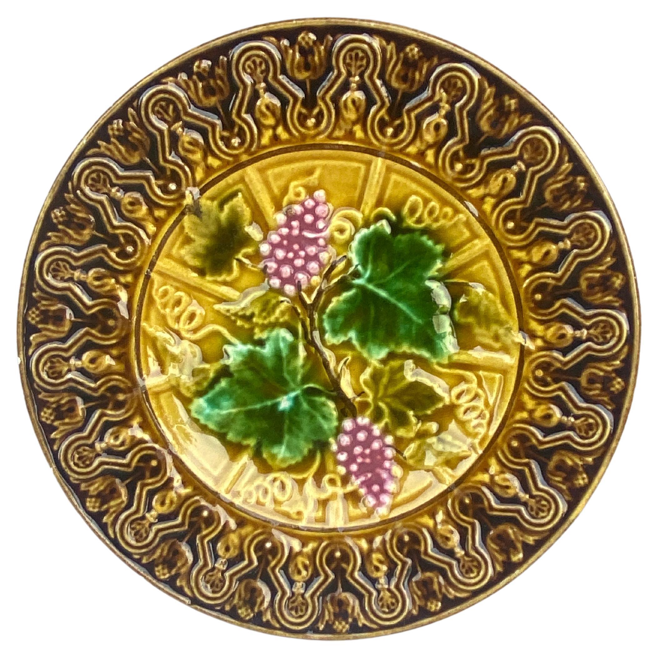 Small Majolica Grapes Plate Villeroy & Boch, circa 1900 For Sale