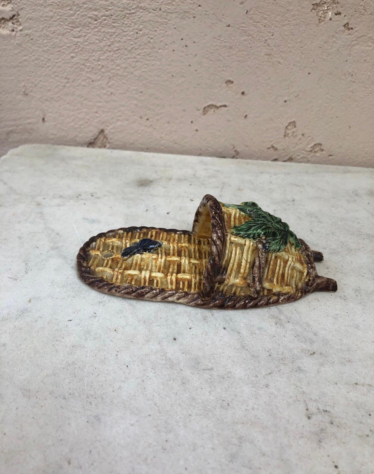 Small Majolica Palissy basket wall pocket Thomas Sergent circa 1880.
With leaves and butterfly.
