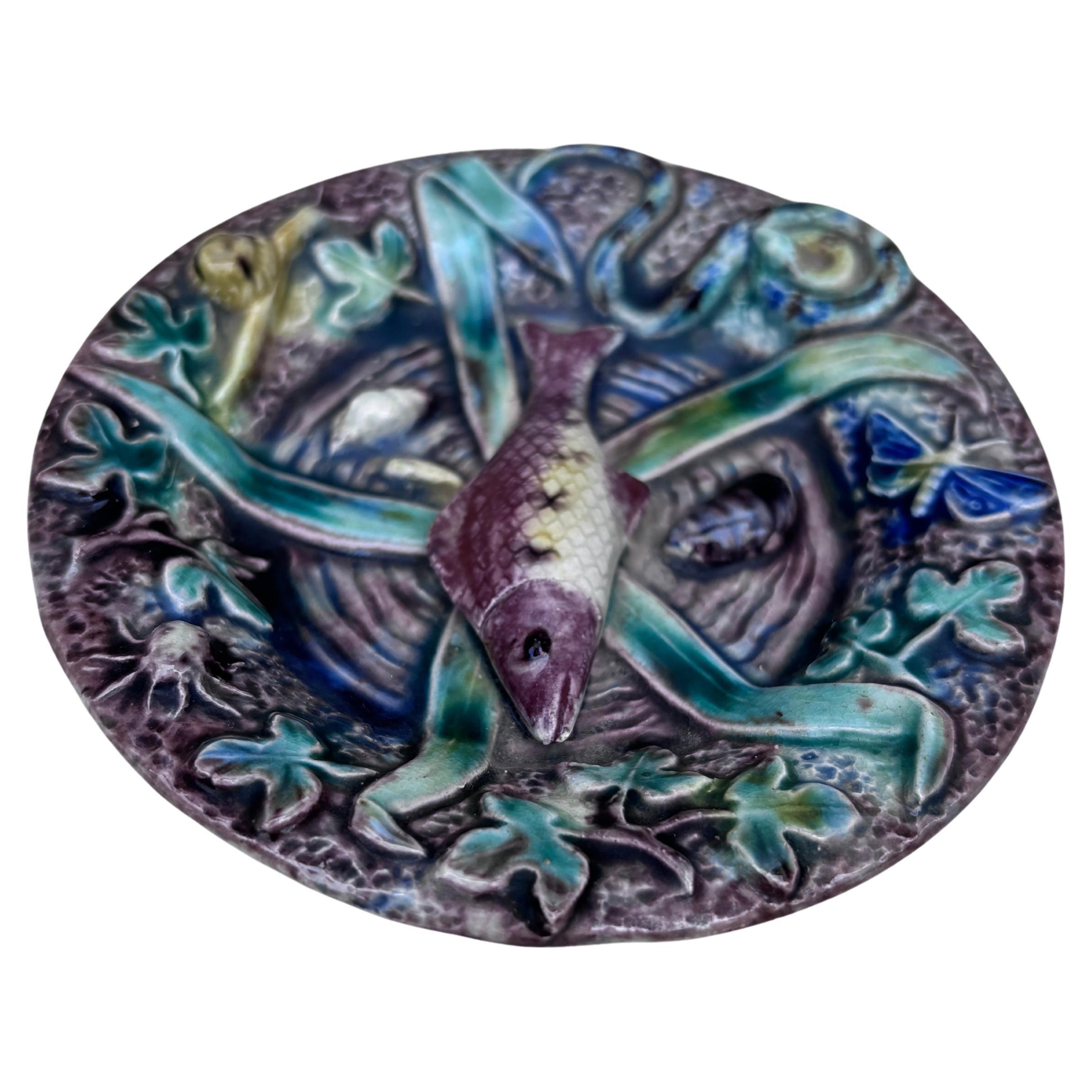 Kleine Majolika Palissy-Fisch-Wandteller mit Fischmotiv, um 1890 (Französisch) im Angebot