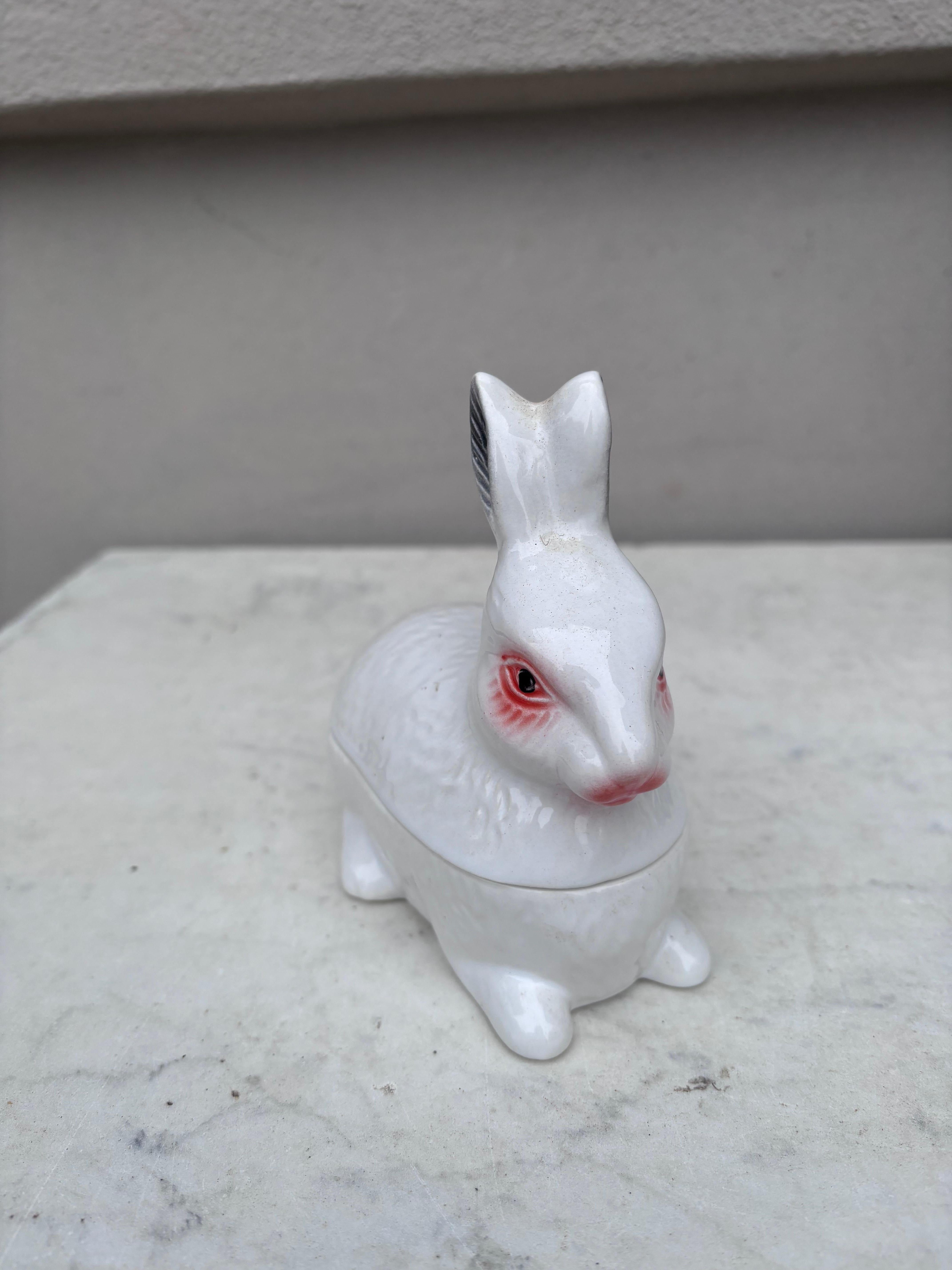 Piccola zuppiera o scatola in maiolica di coniglio bianco del 1950 circa, firmata Caugant.
