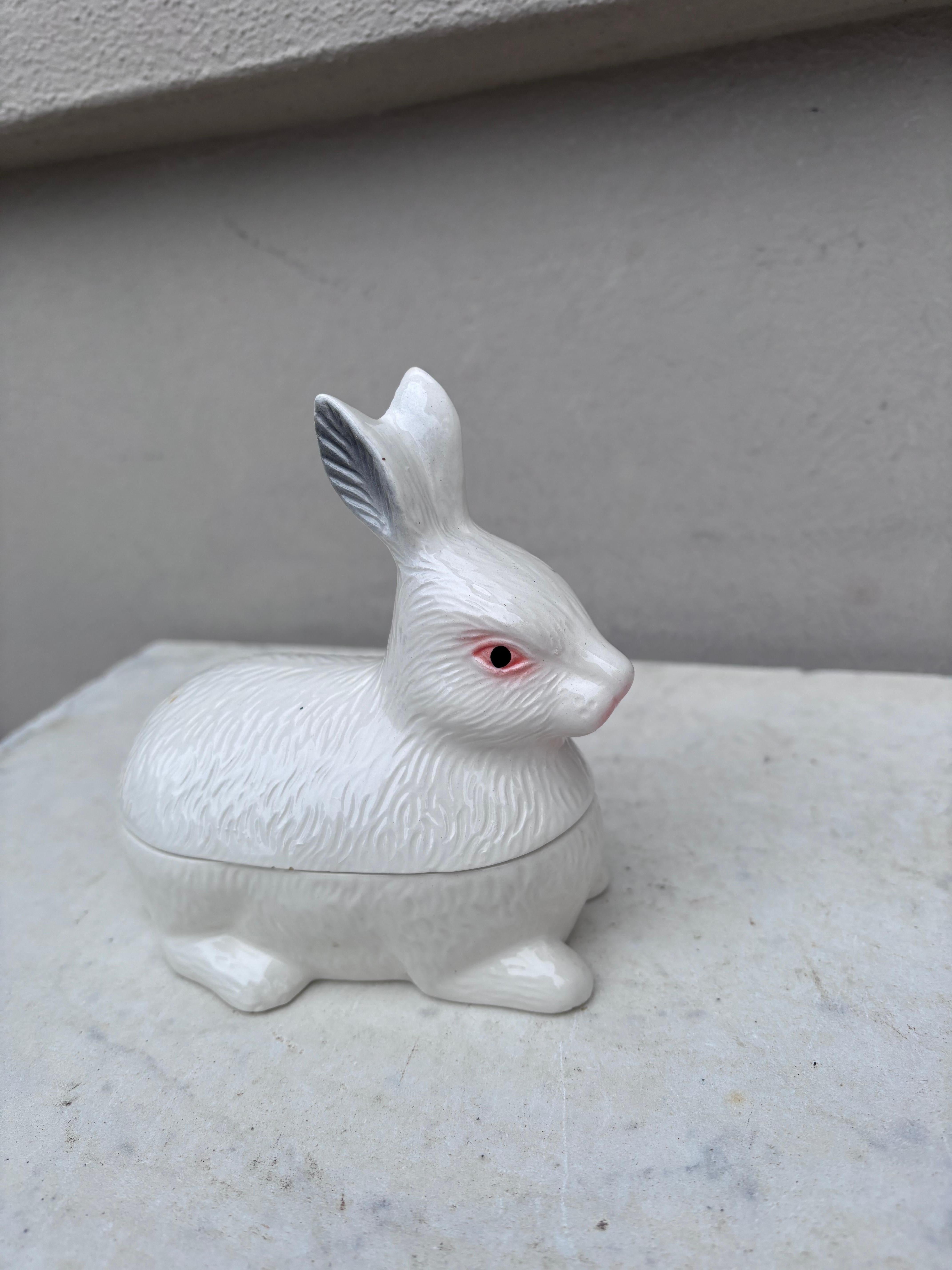 Piccola zuppiera o scatola in maiolica di coniglio bianco del 1950 circa, firmata Caugant.
