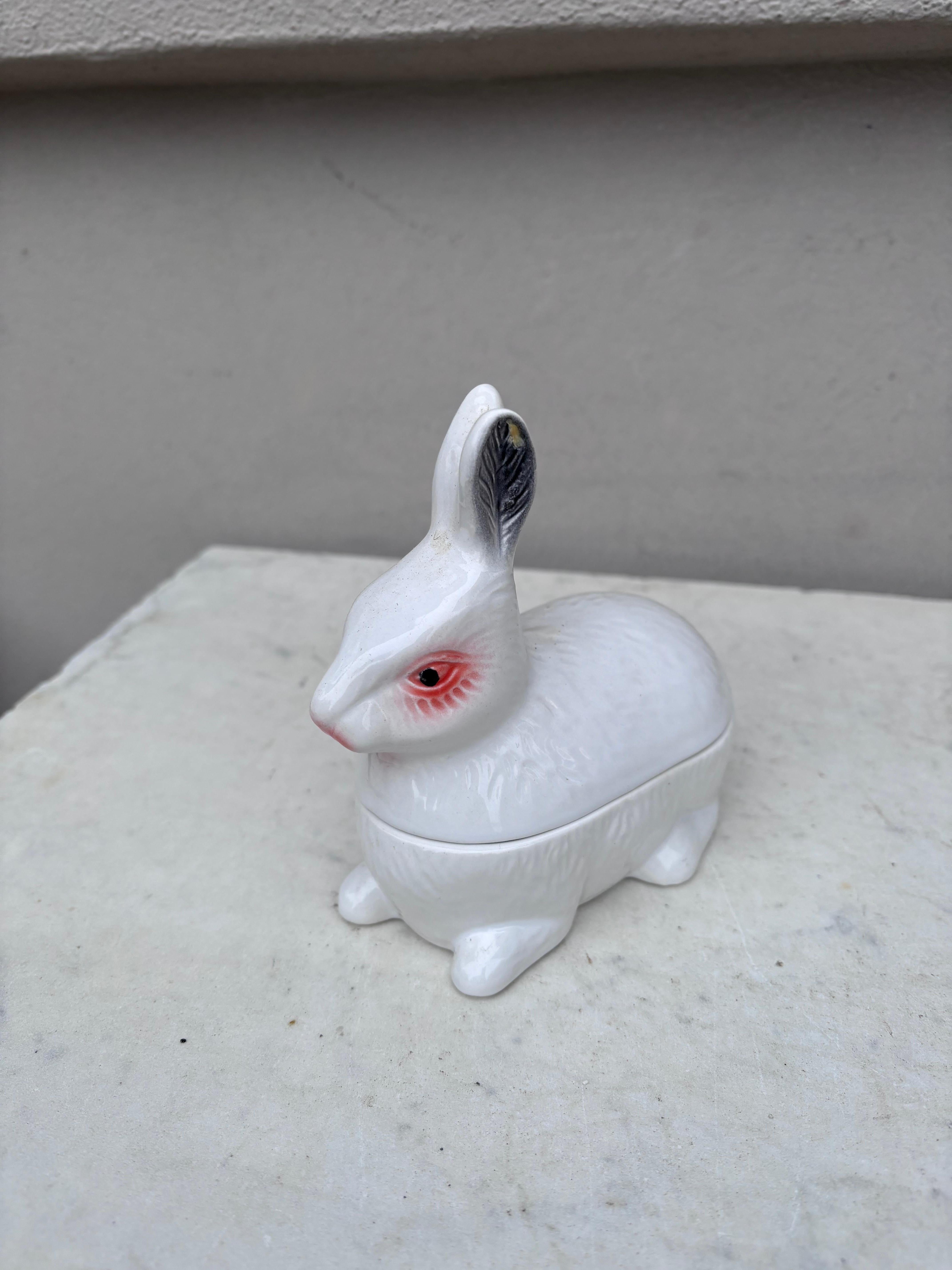 Francese Piccola zuppiera in maiolica per coniglio bianco in vendita