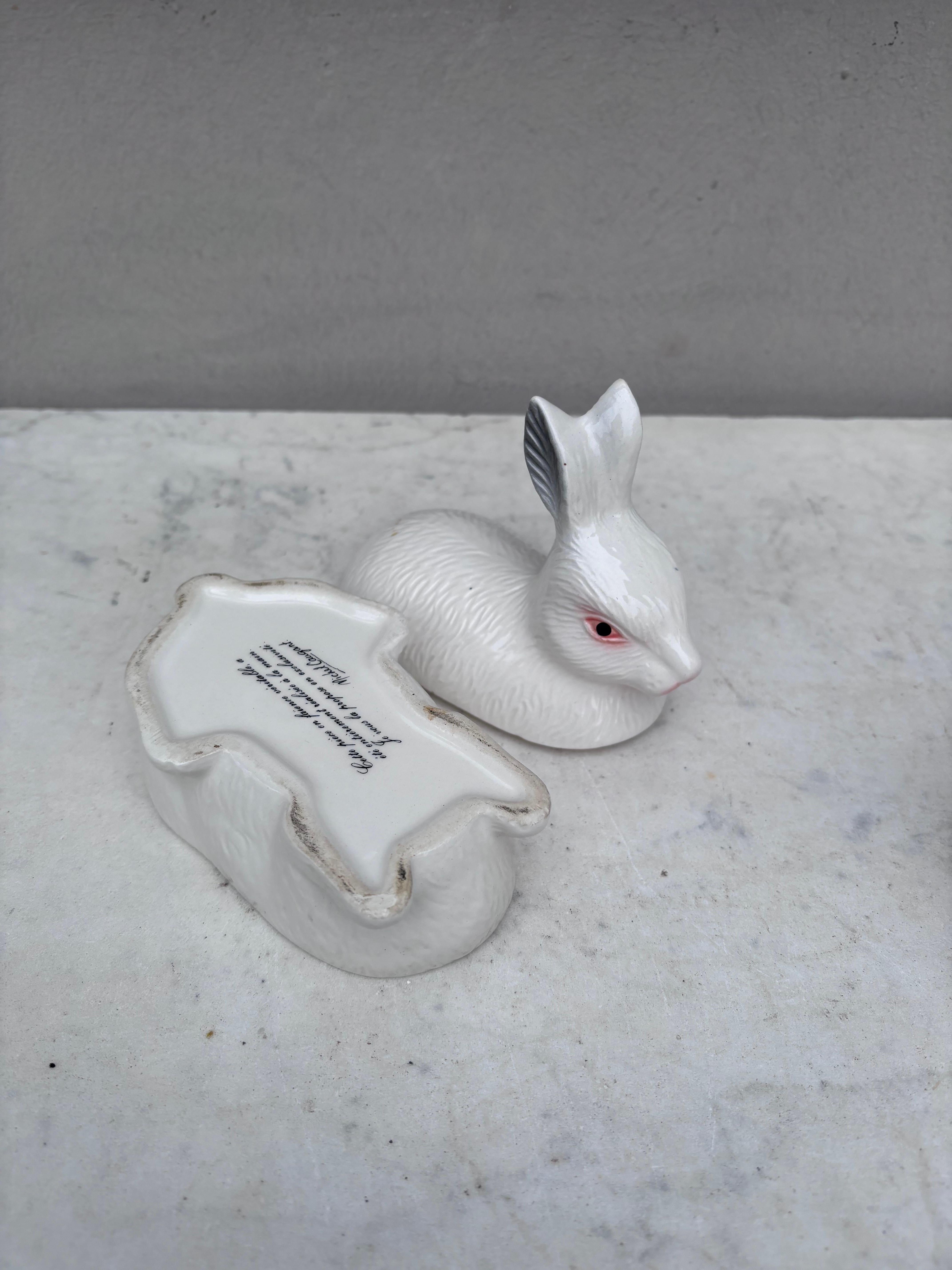 Francese Piccola zuppiera in maiolica per coniglio bianco in vendita