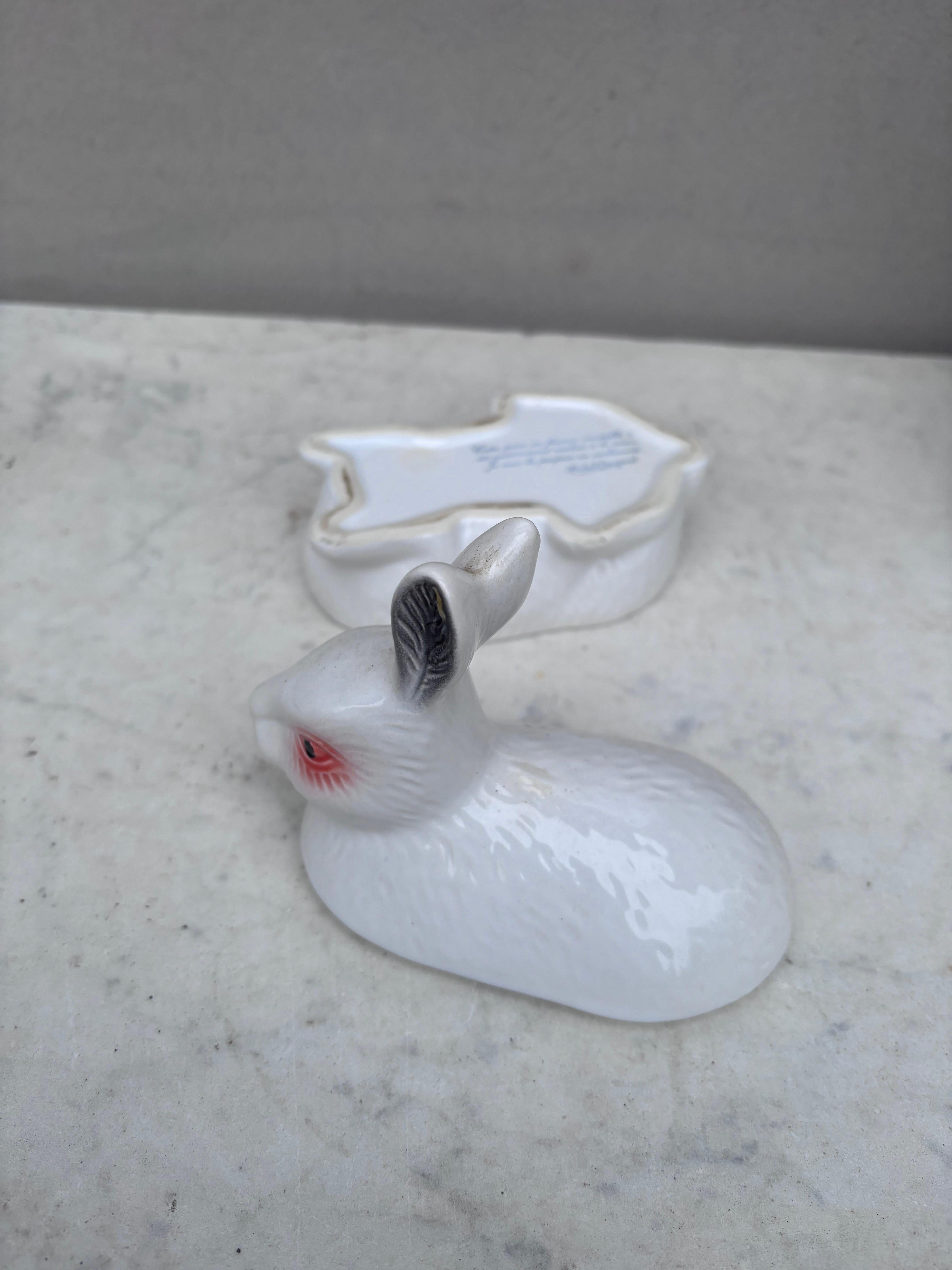 Piccola zuppiera in maiolica per coniglio bianco In condizioni buone in vendita a Austin, TX
