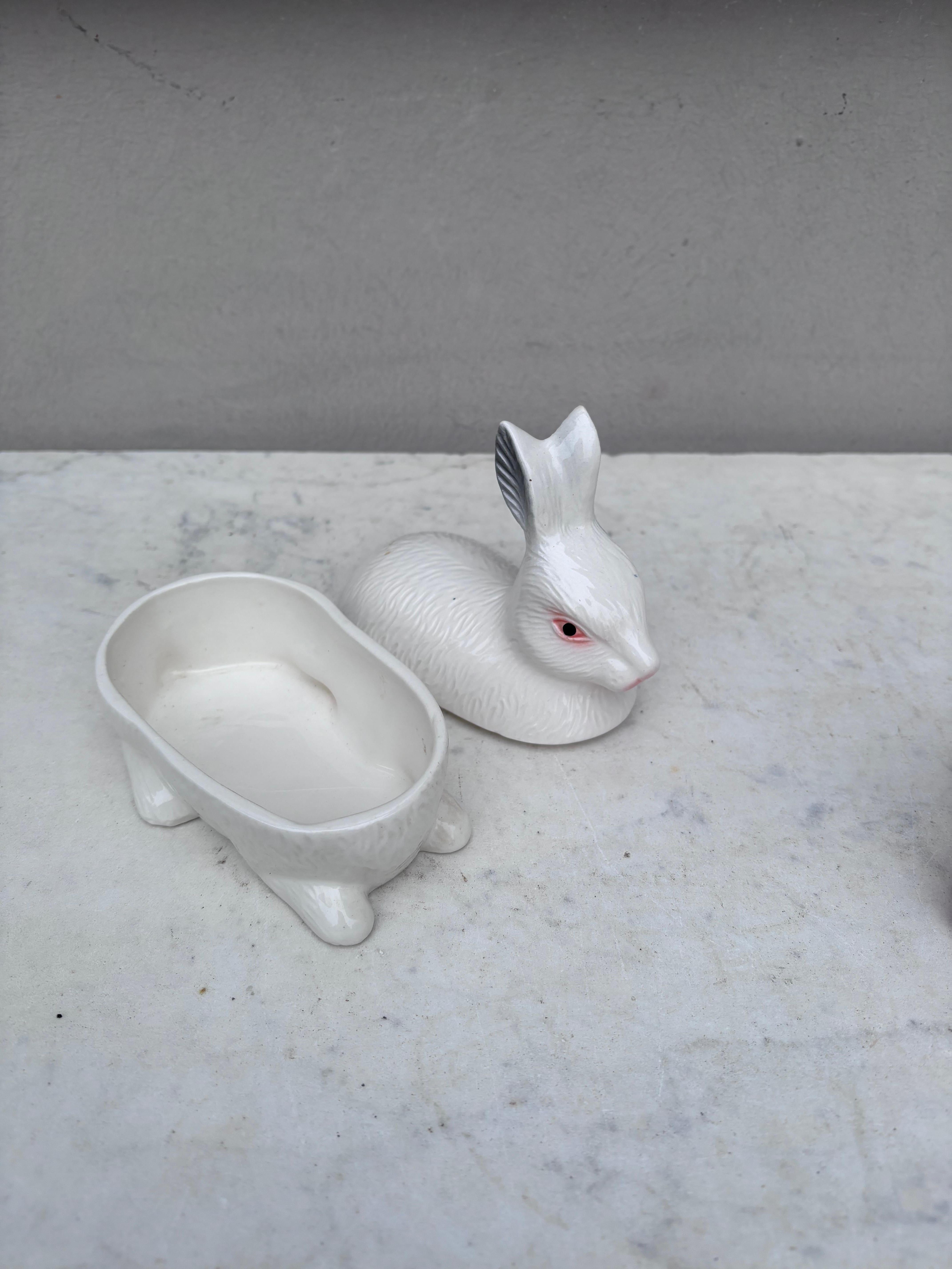 Piccola zuppiera in maiolica per coniglio bianco In condizioni buone in vendita a Austin, TX