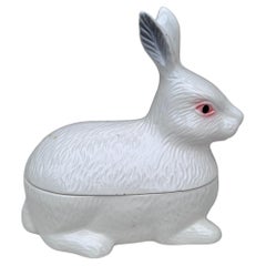 Petite soupière en majolique en forme de lapin blanc
