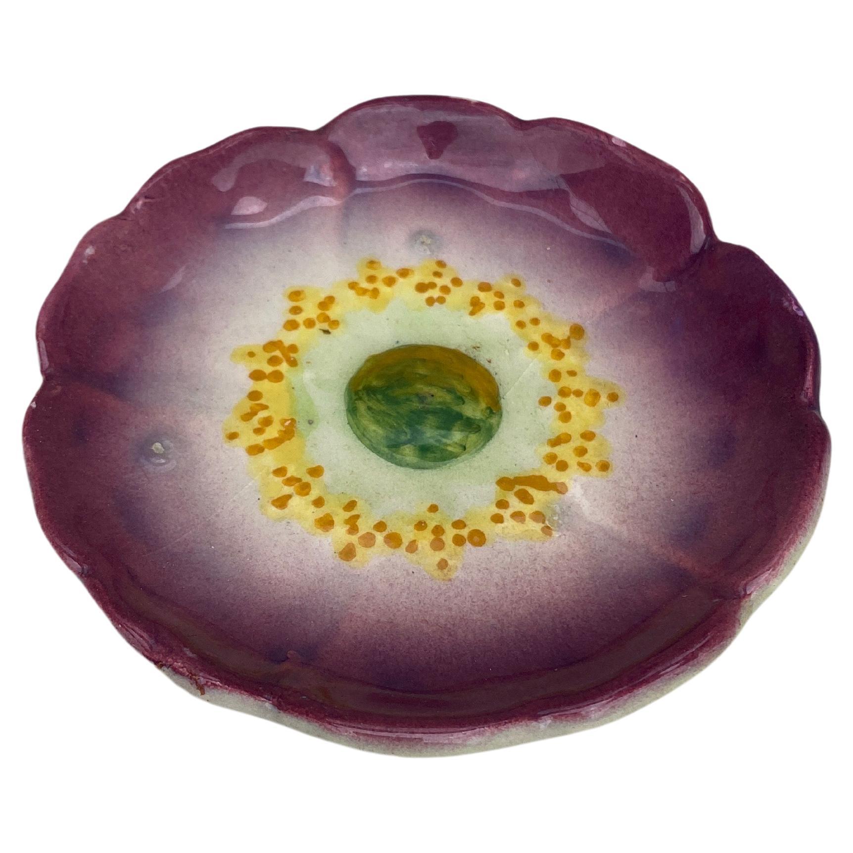 Petit pavot violet en majolique Delphin Massier Fils, vers 1890.
5,3 pouces de diamètre.