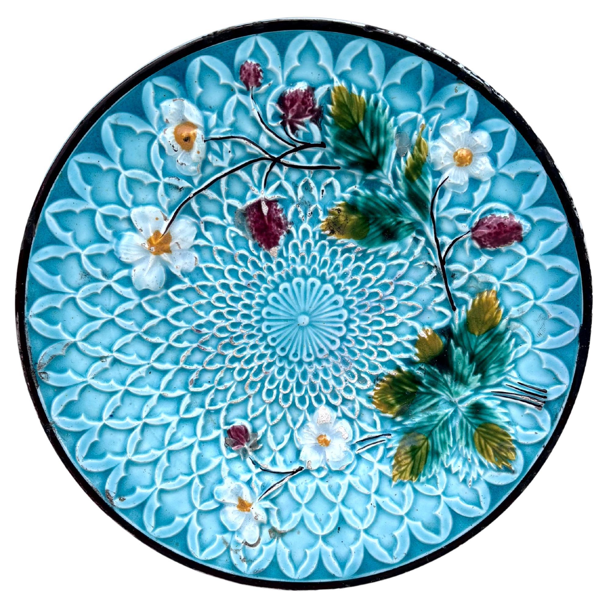 Small Majolica Strawberries Plate Villeroy & Boch Circa 1900