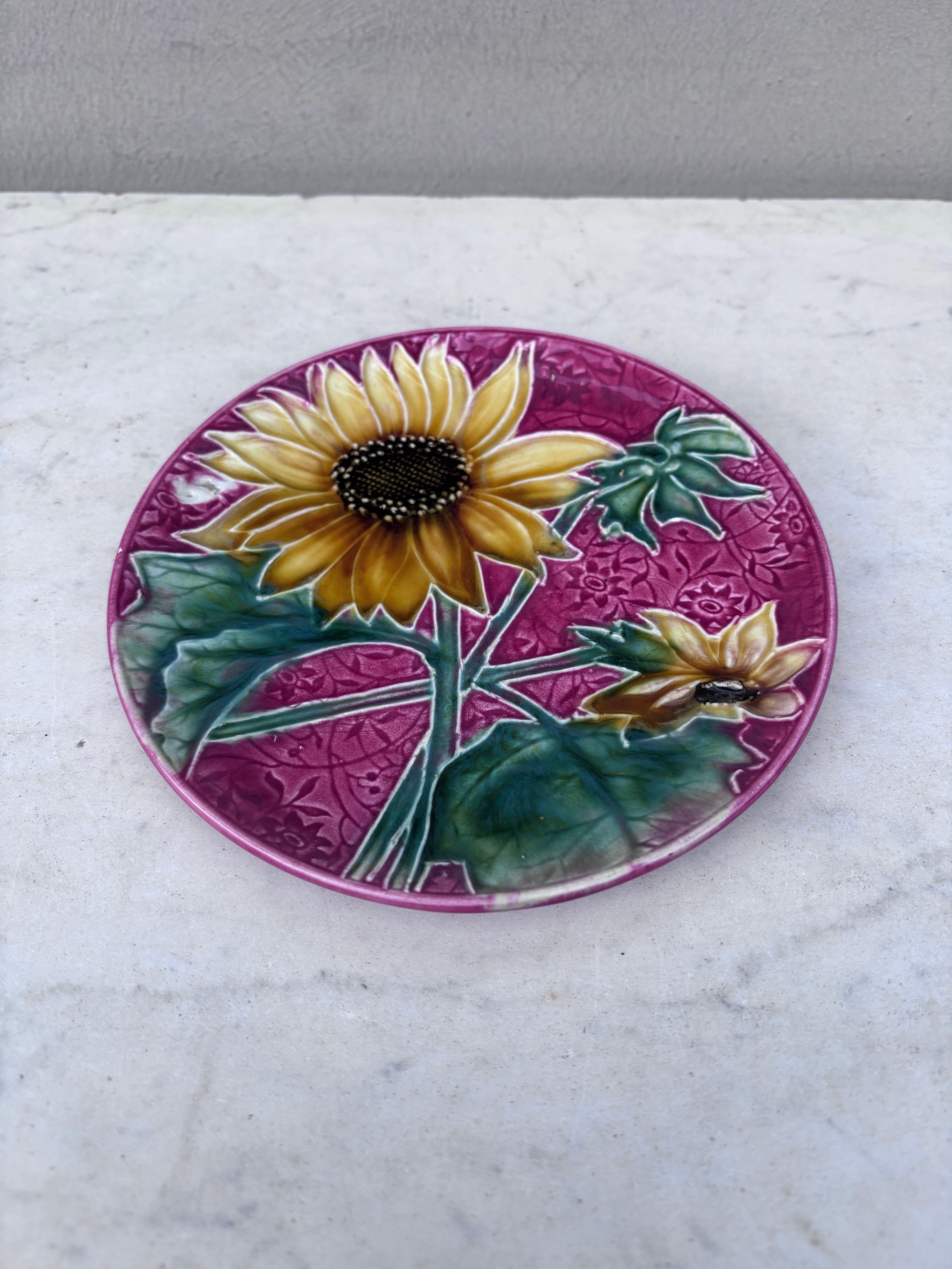 Small Majolica sunflower plate Villeroy & Boch, circa 1900.
Diameter / 6.6 inches.
