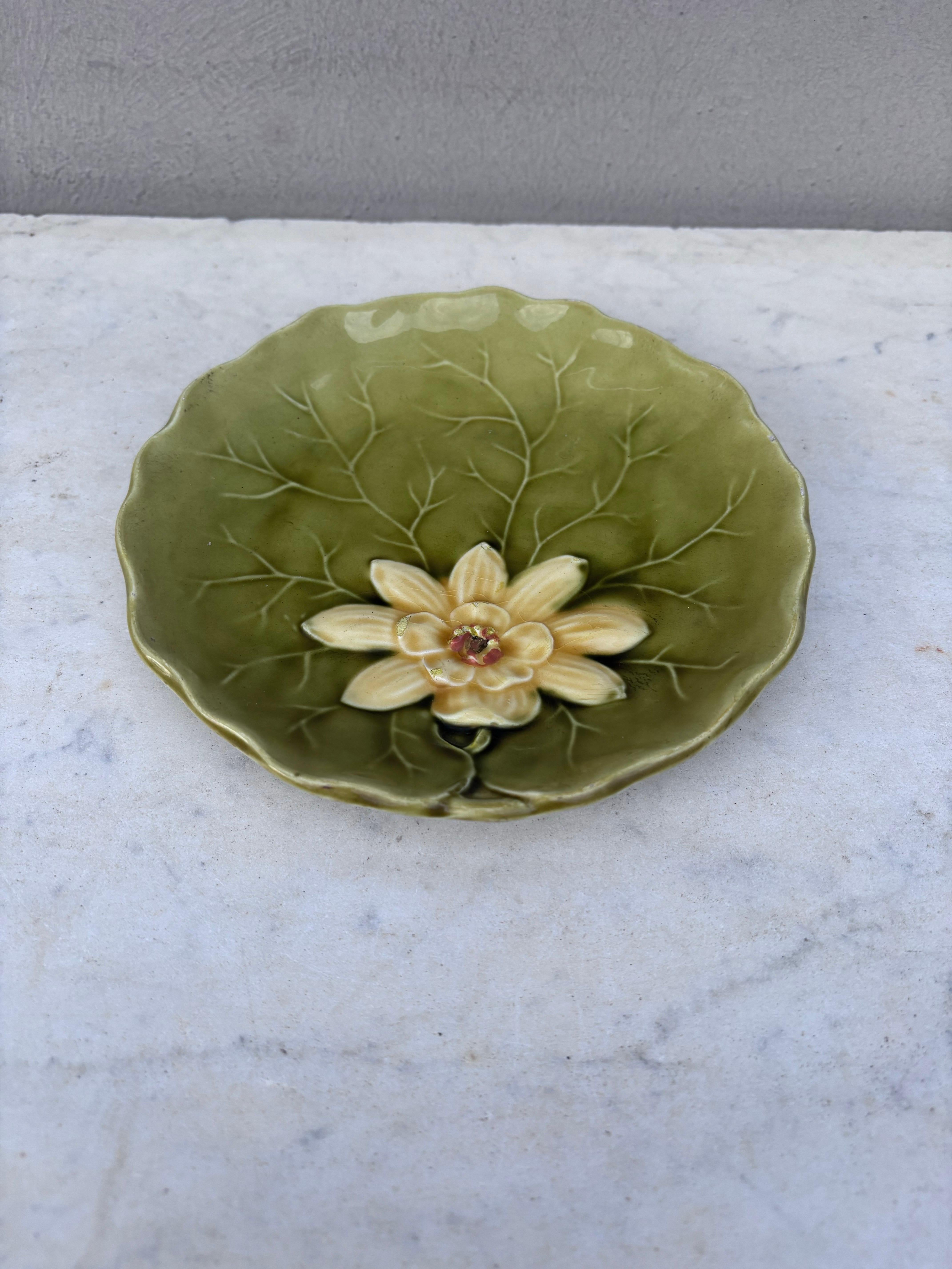 Plato pequeño de nenúfar de mayólica Villeroy & Boch, hacia 1900.
15 cm de diámetro.
  