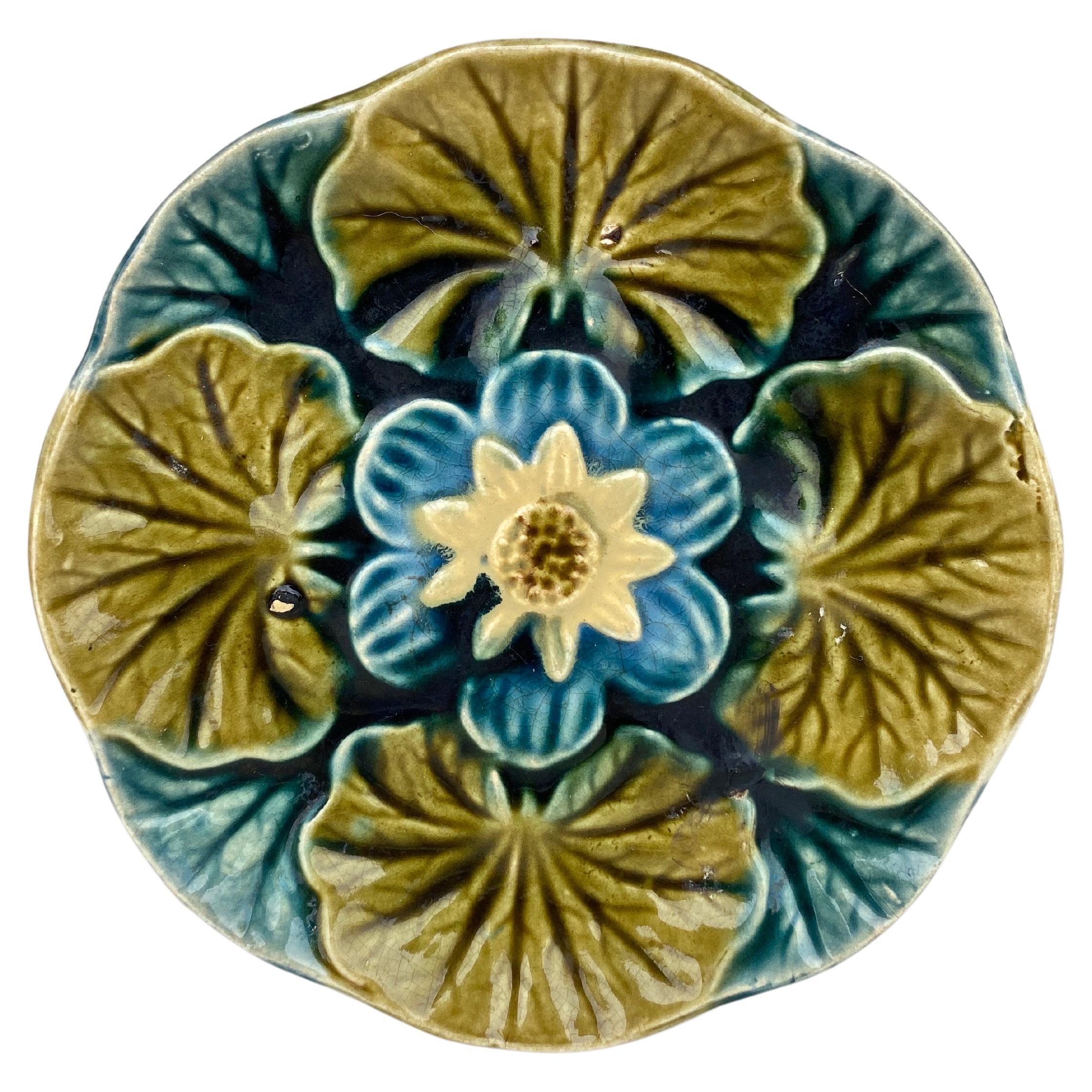 Petite assiette à nénuphar en majolique Wasmuel Majolica, vers 1890