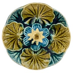 Petite assiette à nénuphar en majolique Wasmuel Majolica, vers 1890