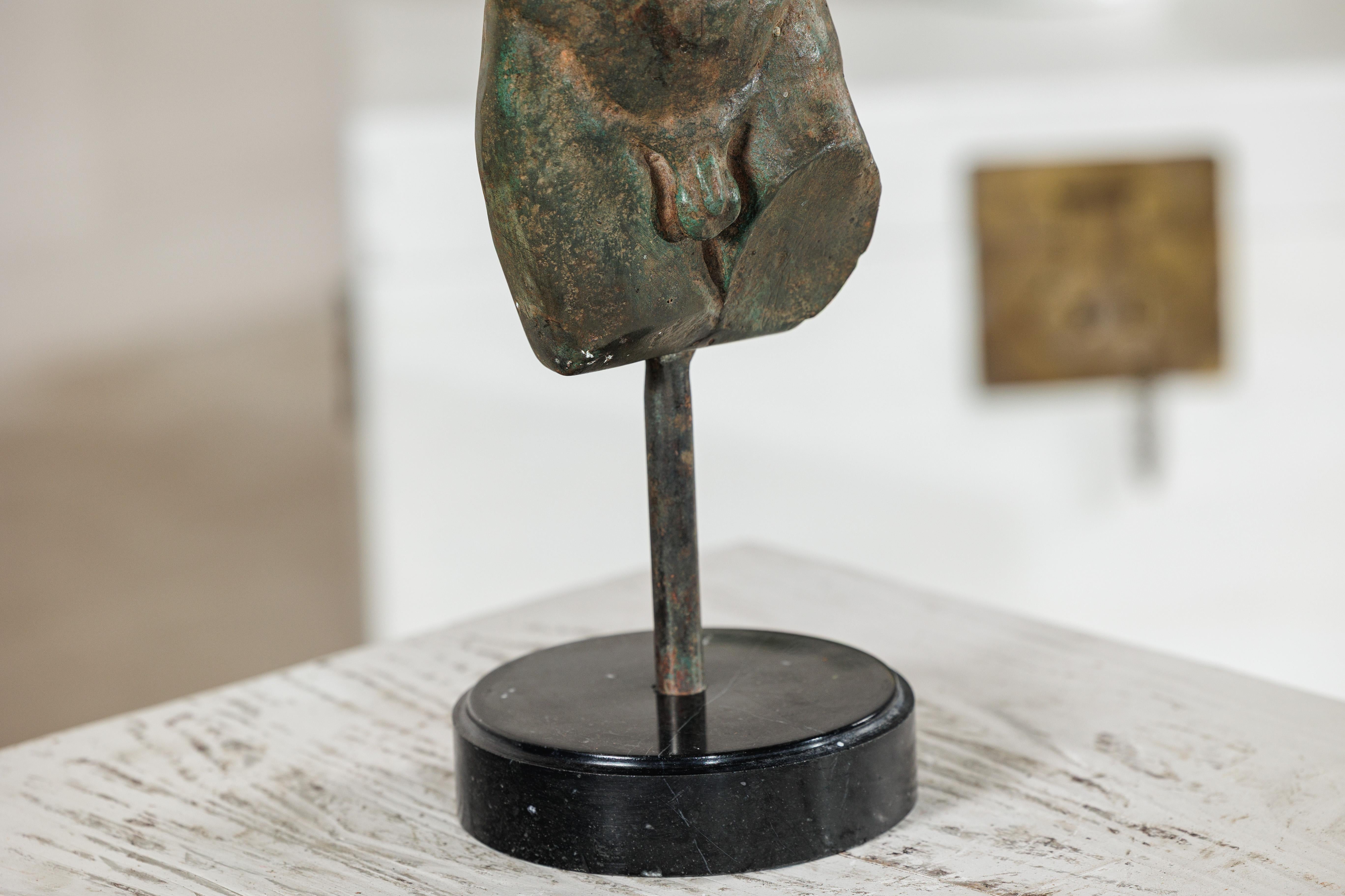 Piccolo torso maschile in bronzo su base circolare in marmo in vendita 4