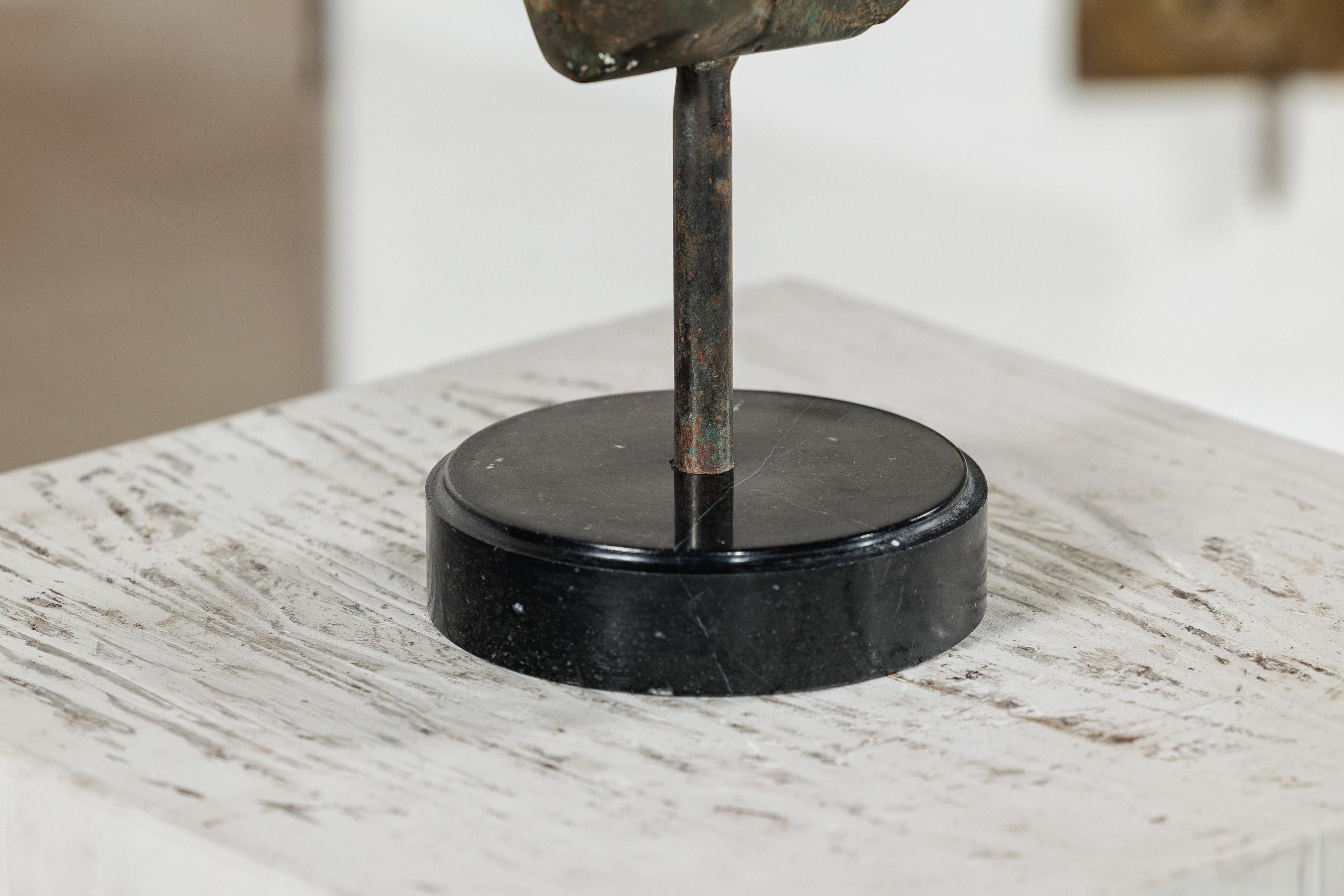 Piccolo torso maschile in bronzo su base circolare in marmo in vendita 5