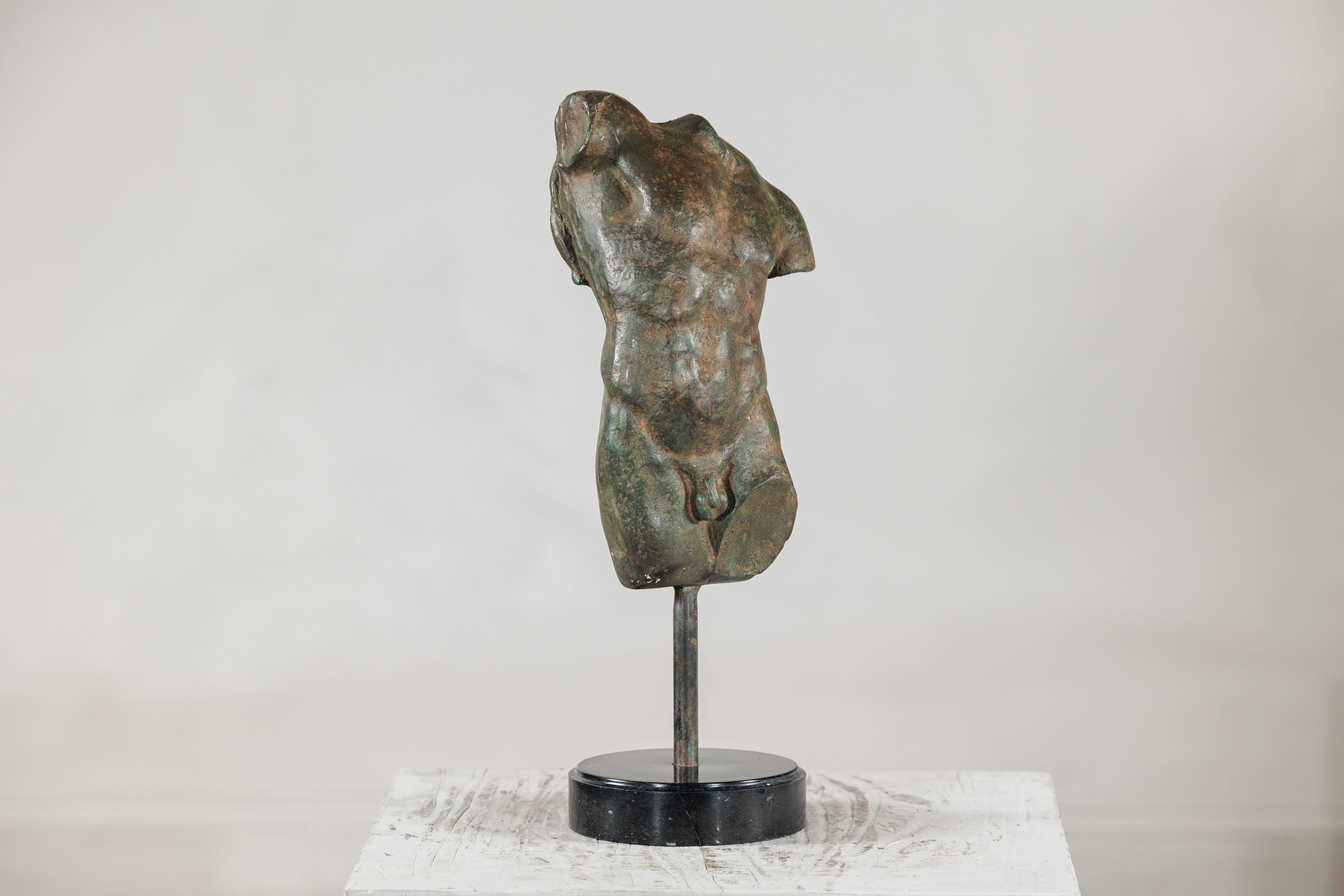 Piccolo torso maschile in bronzo su base circolare in marmo in vendita 6