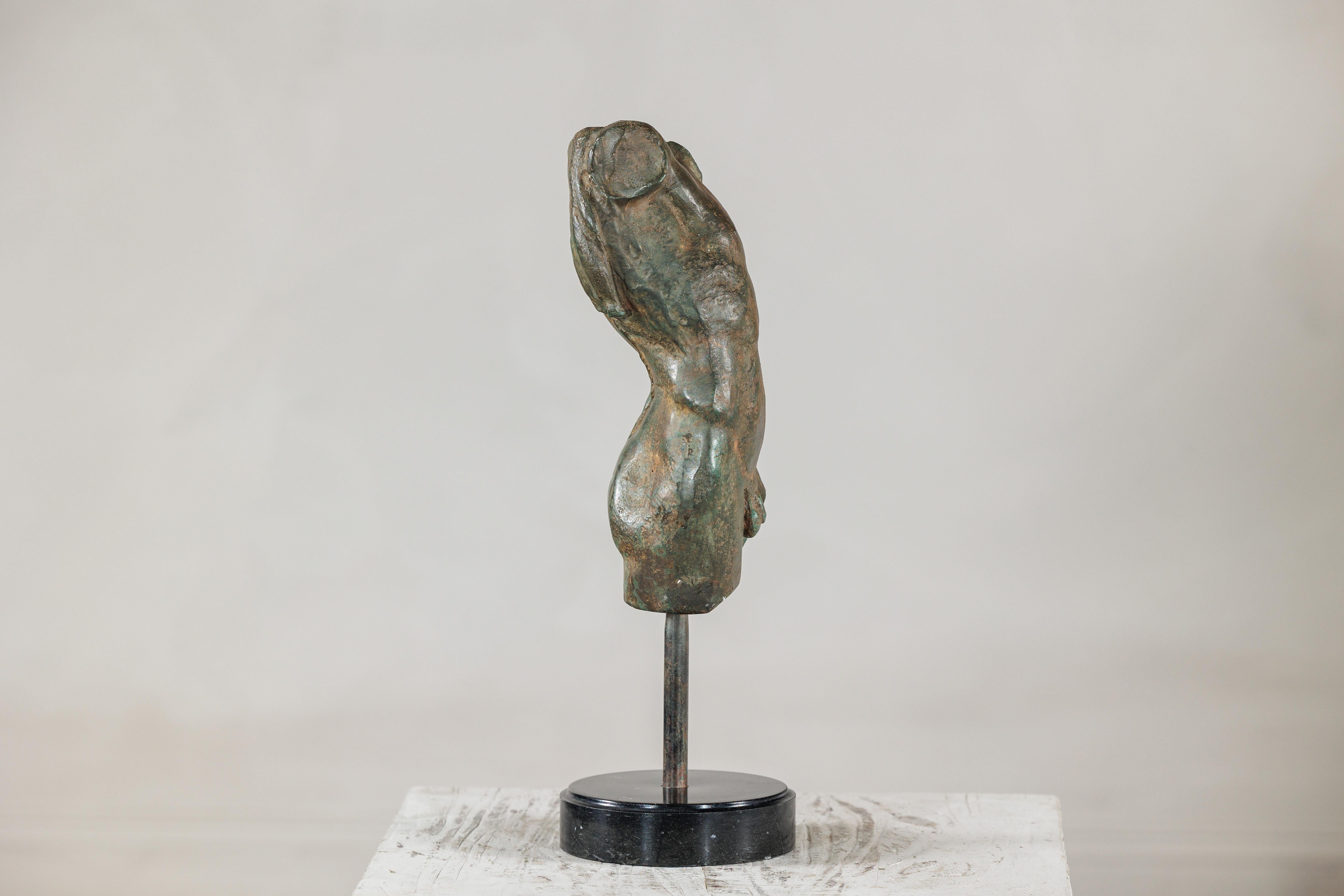 Piccolo torso maschile in bronzo su base circolare in marmo in vendita 7