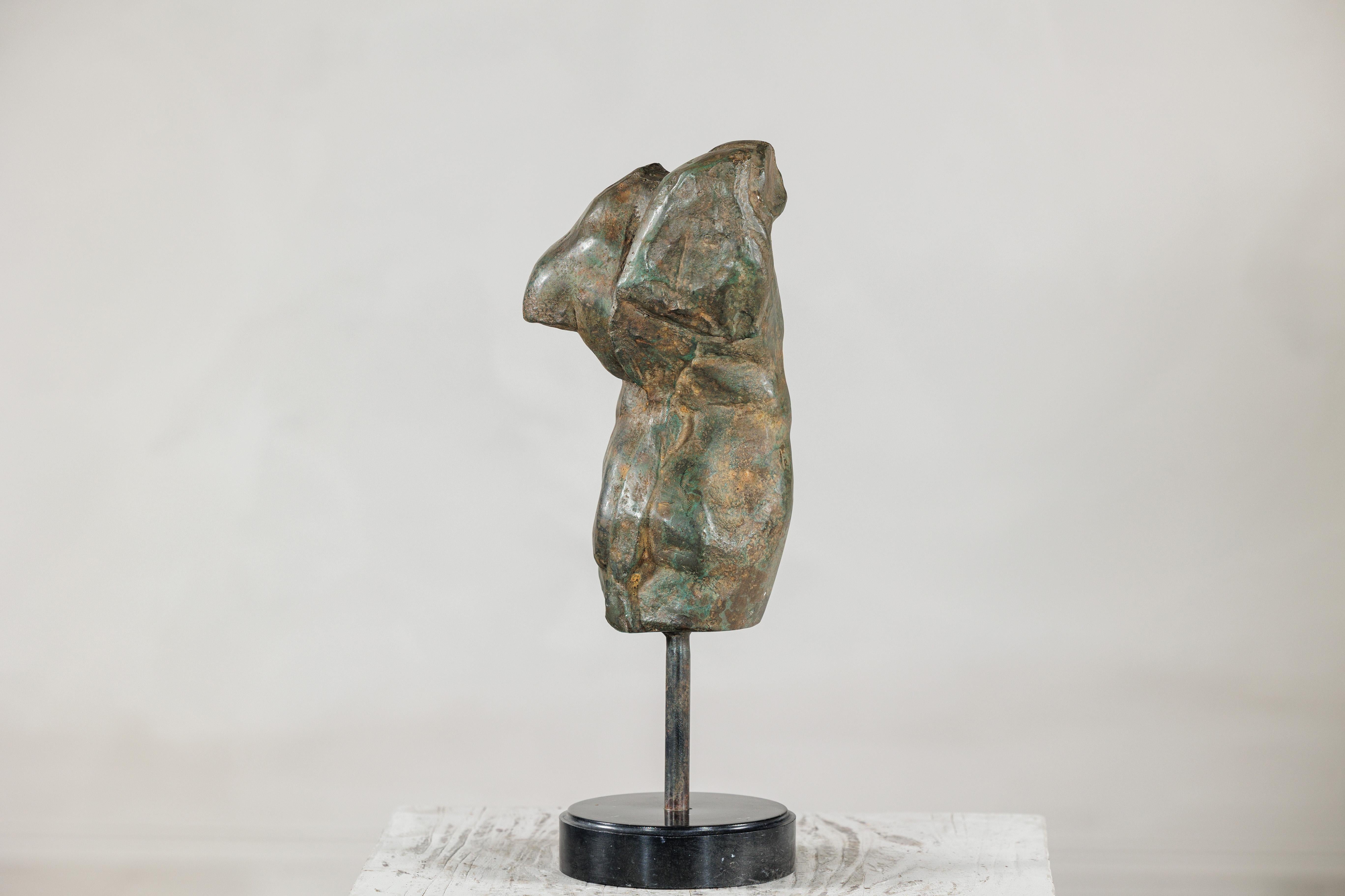 Piccolo torso maschile in bronzo su base circolare in marmo in vendita 8