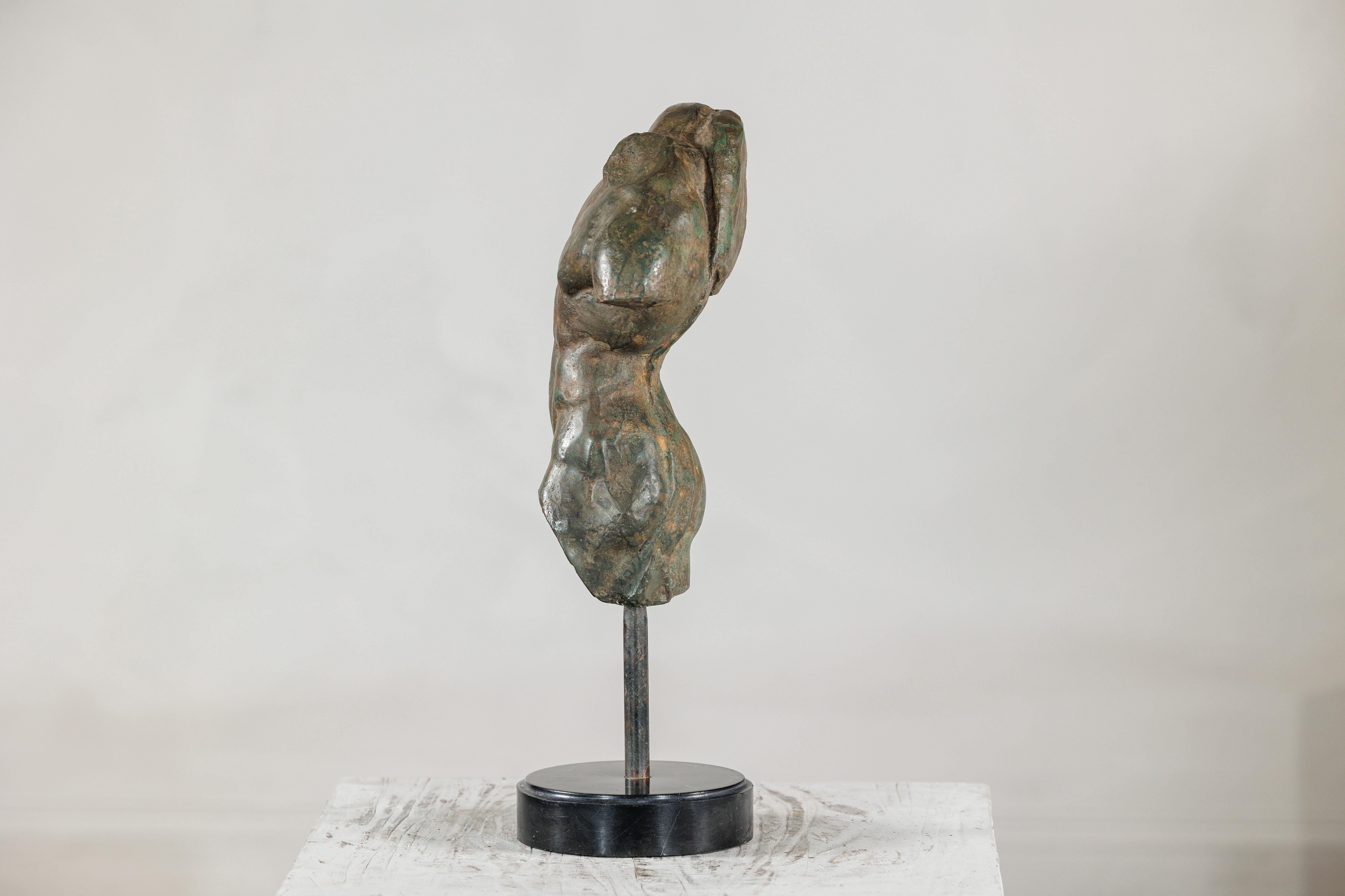 Piccolo torso maschile in bronzo su base circolare in marmo in vendita 9