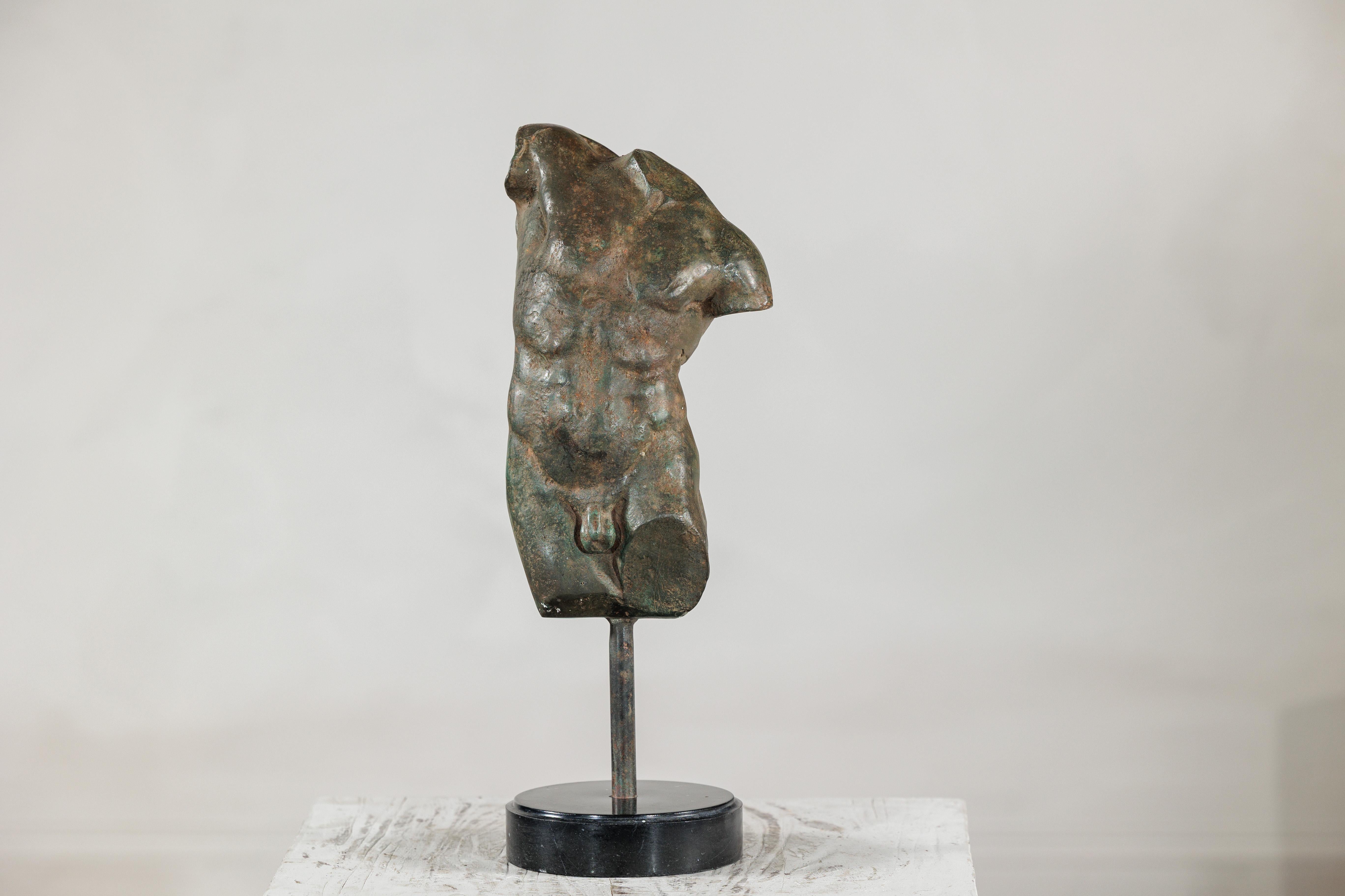 Piccolo torso maschile in bronzo su base circolare in marmo in vendita 10