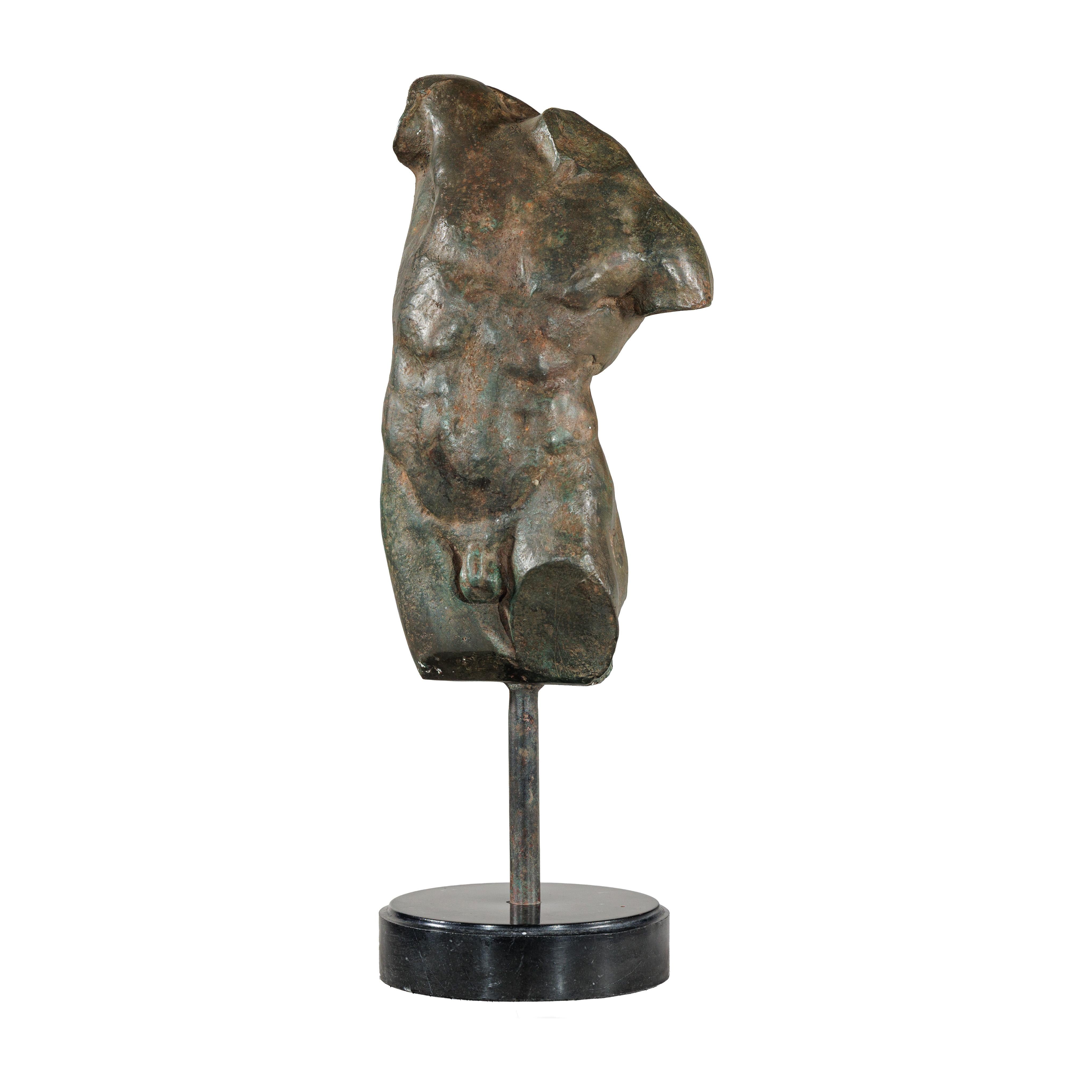 Piccolo torso maschile in bronzo su base circolare in marmo in vendita 12