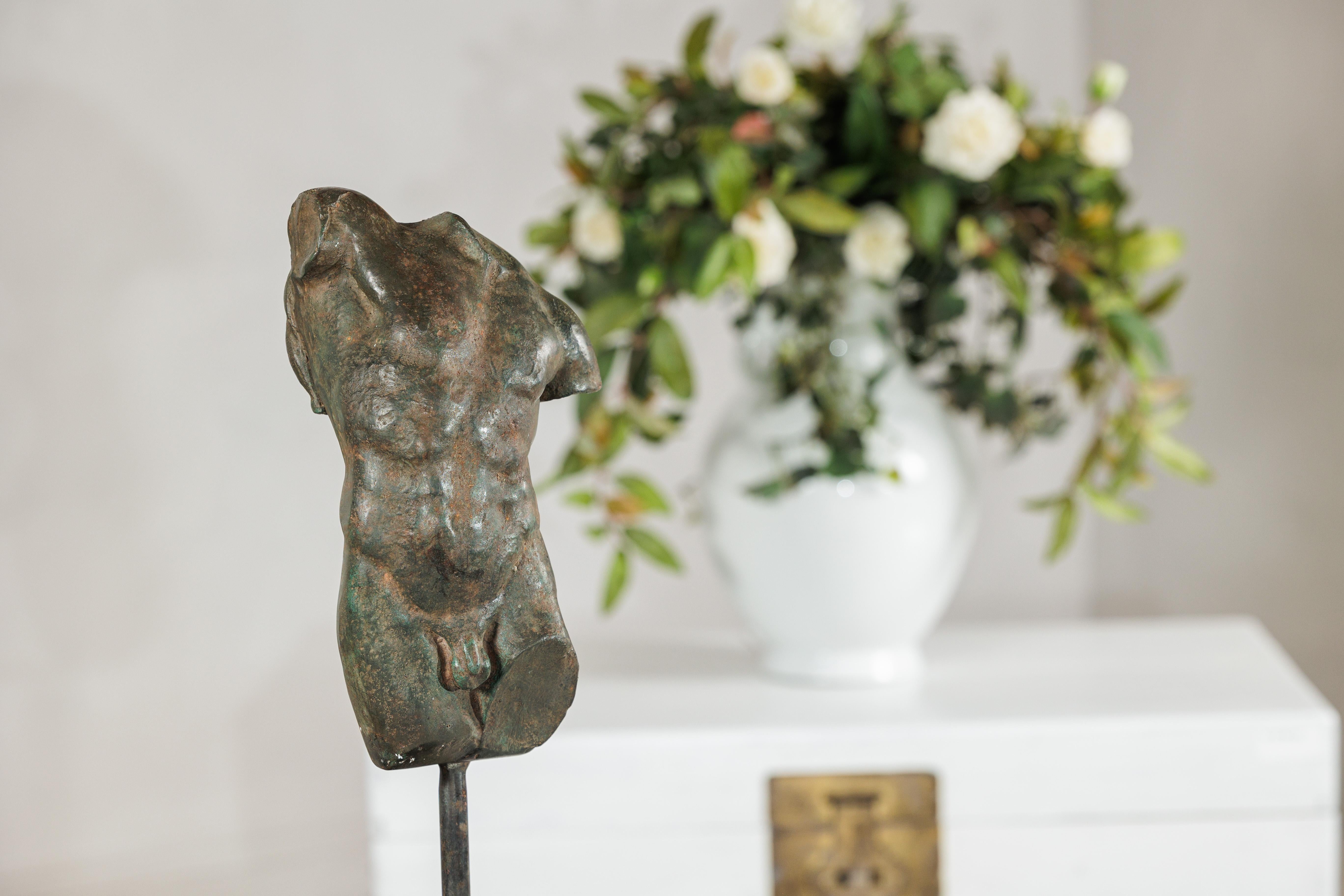 Piccolo torso maschile in bronzo su base circolare in marmo In condizioni buone in vendita a Yonkers, NY