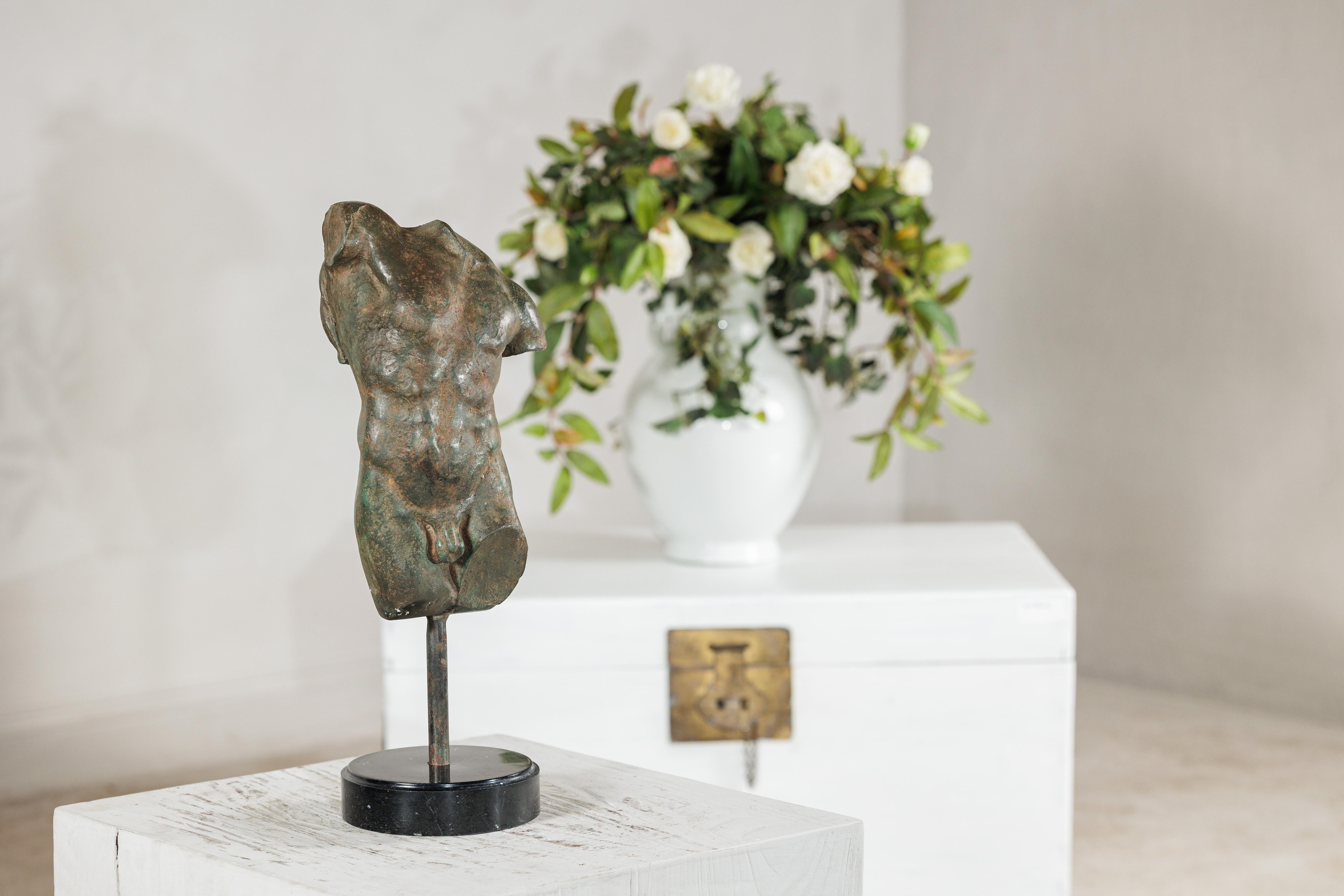 XX secolo Piccolo torso maschile in bronzo su base circolare in marmo in vendita