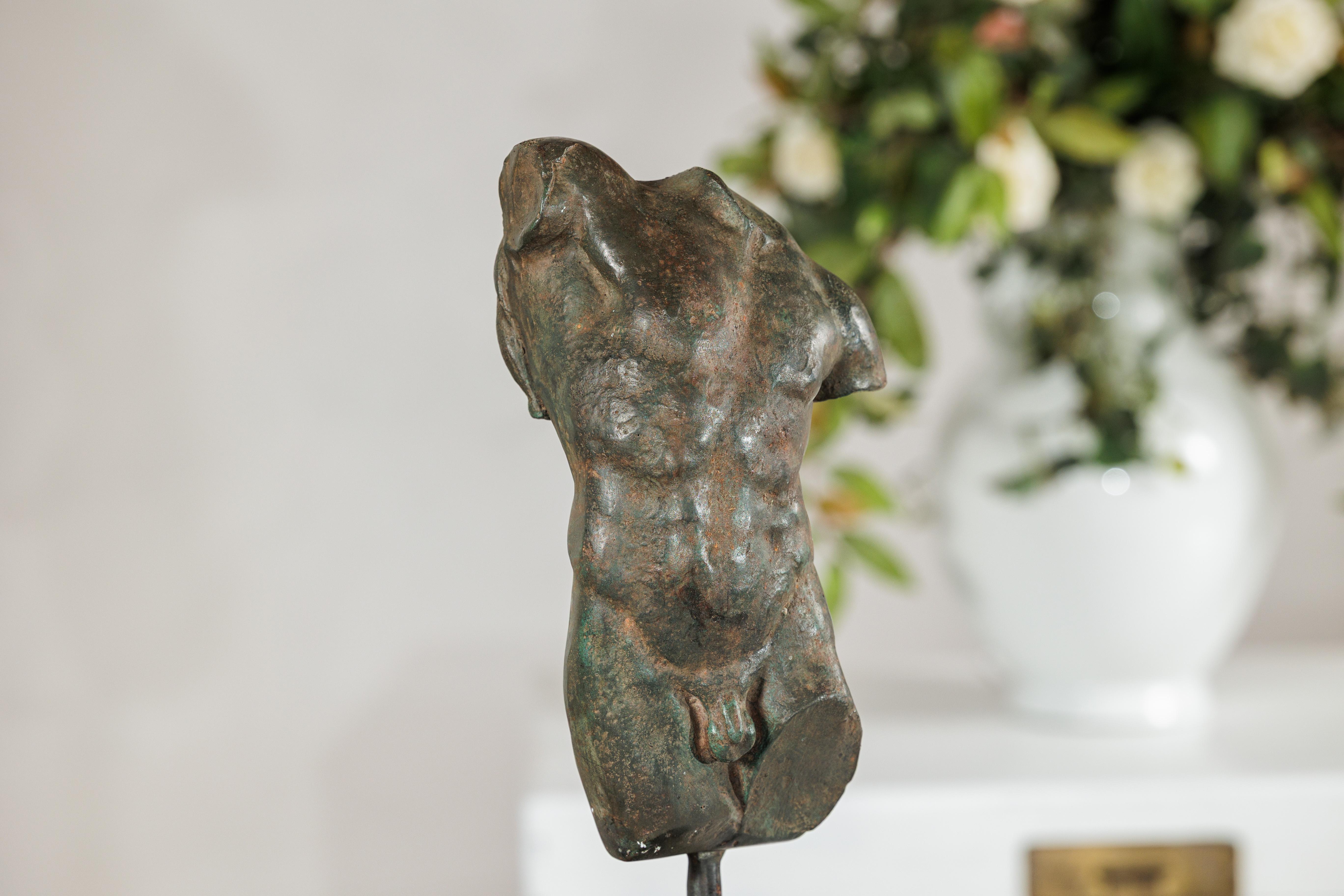 Piccolo torso maschile in bronzo su base circolare in marmo in vendita 1