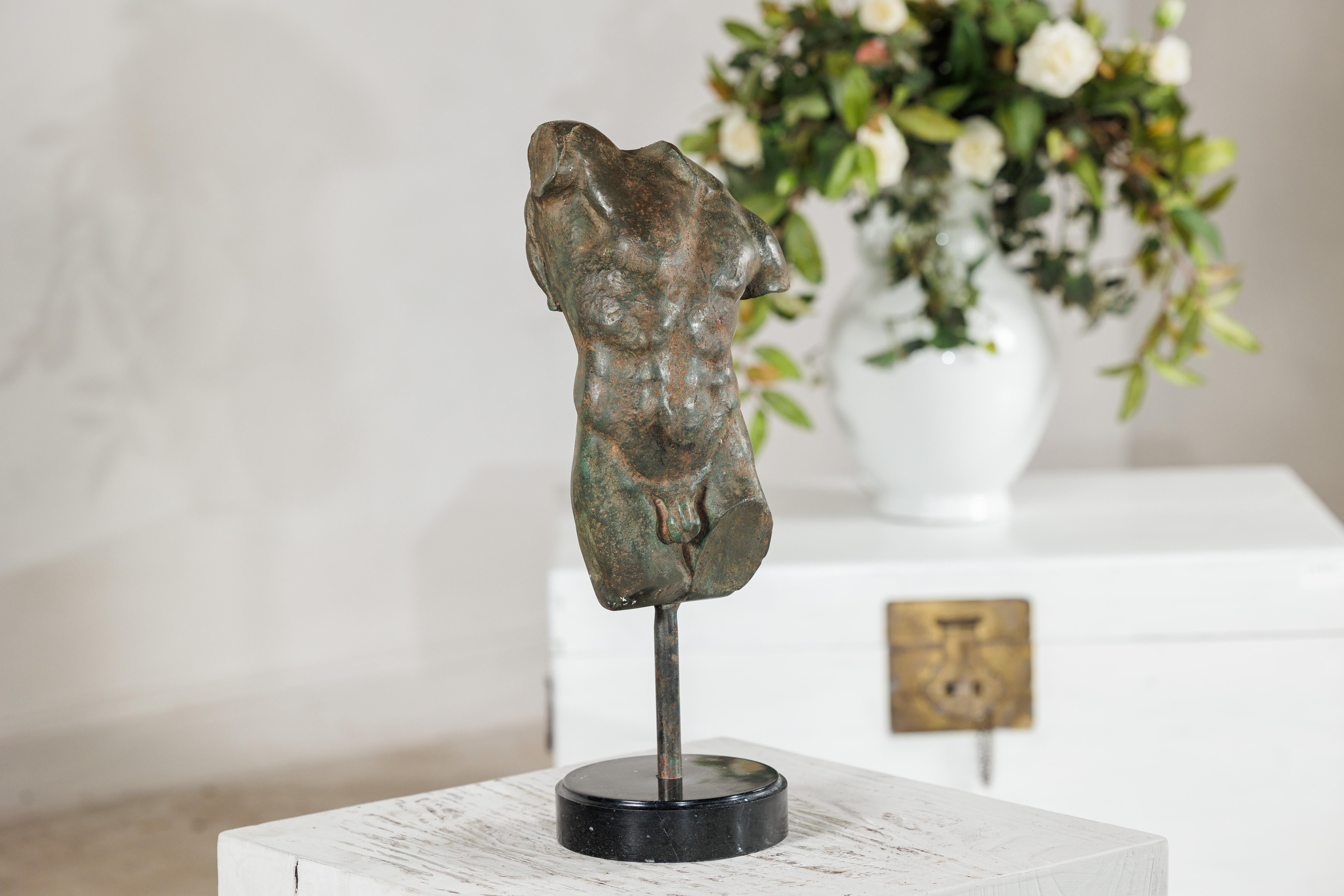 Piccolo torso maschile in bronzo su base circolare in marmo in vendita 2