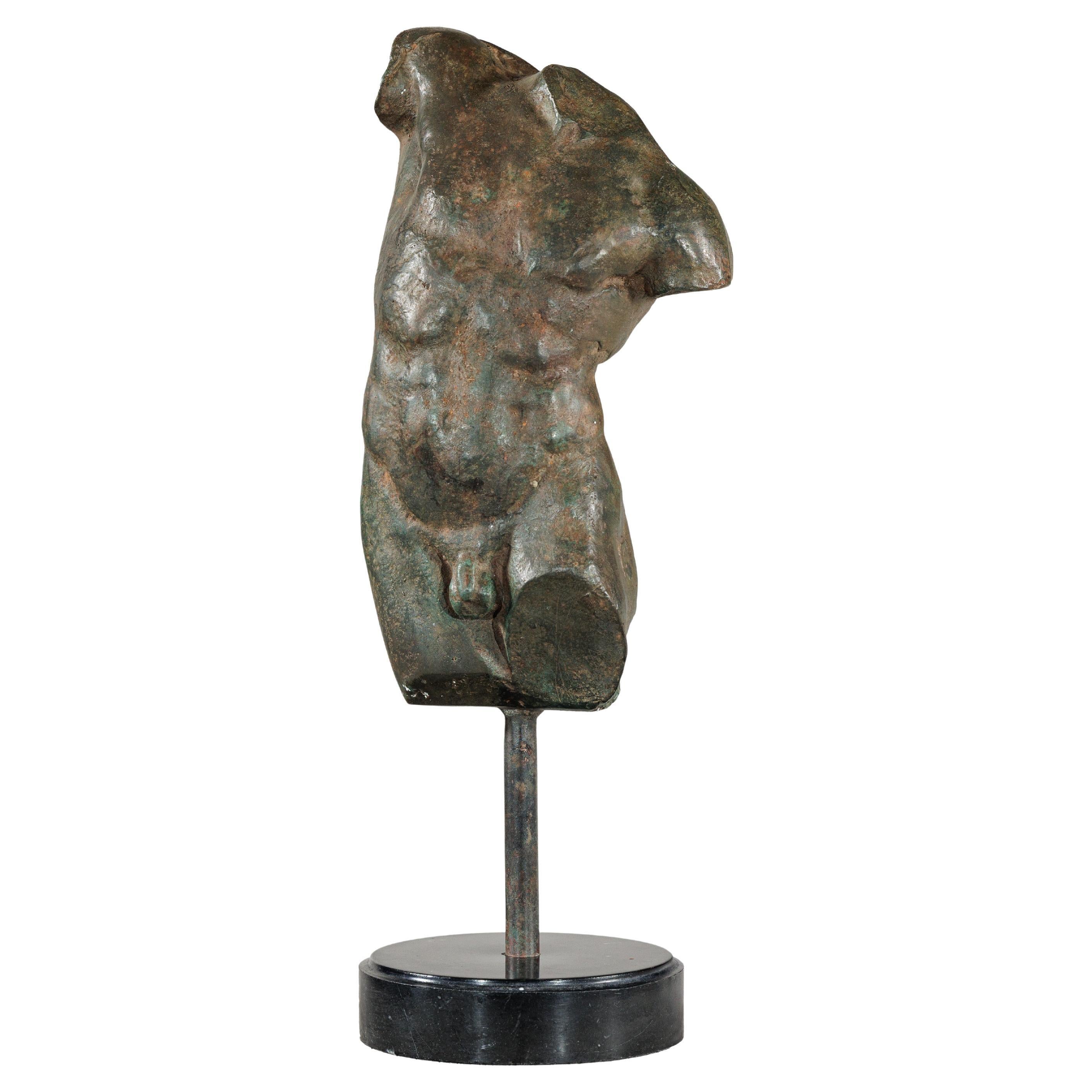 Piccolo torso maschile in bronzo su base circolare in marmo in vendita